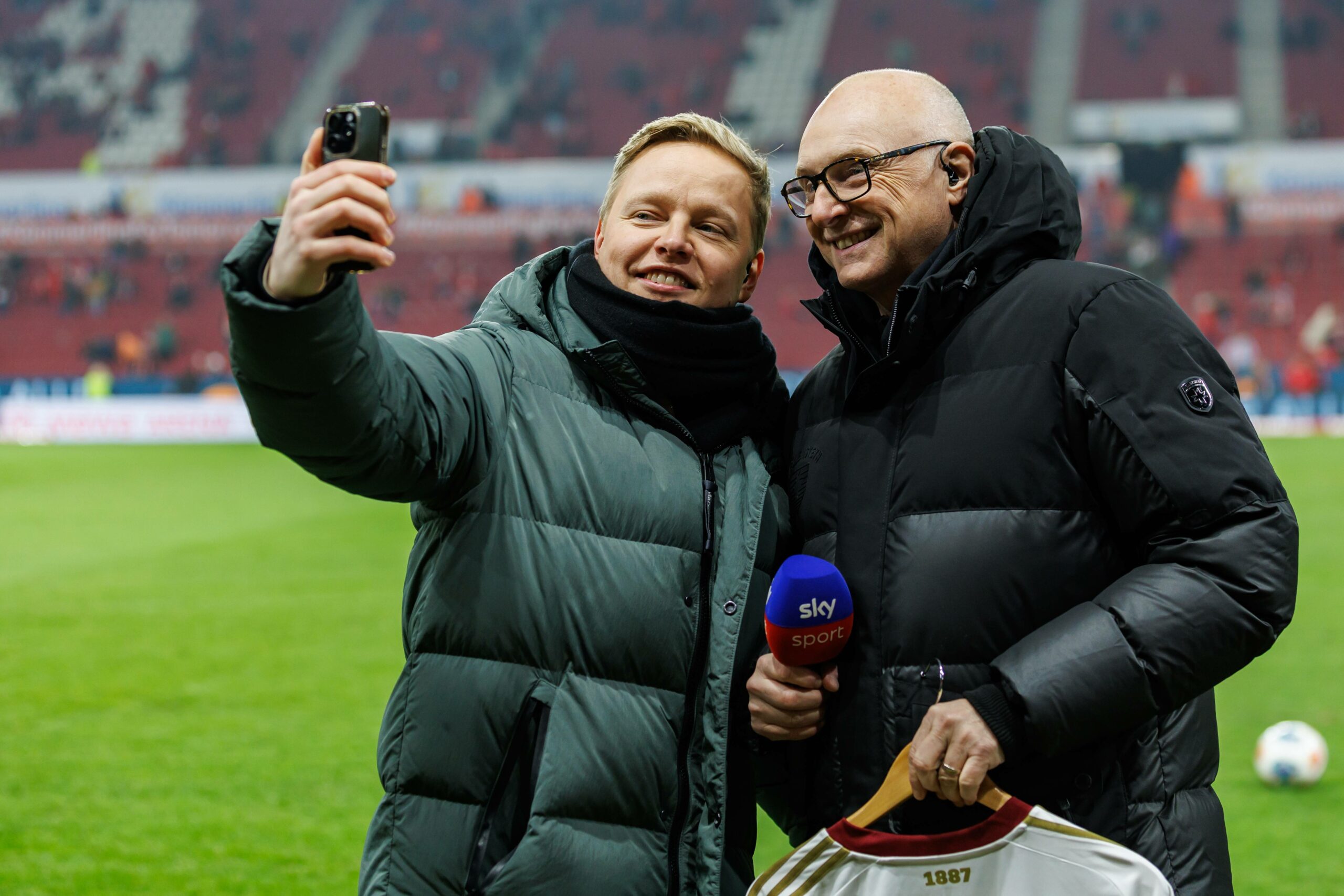 Florian Schmidt Sommerfeld und Frank Buschmann machen ein Selfie