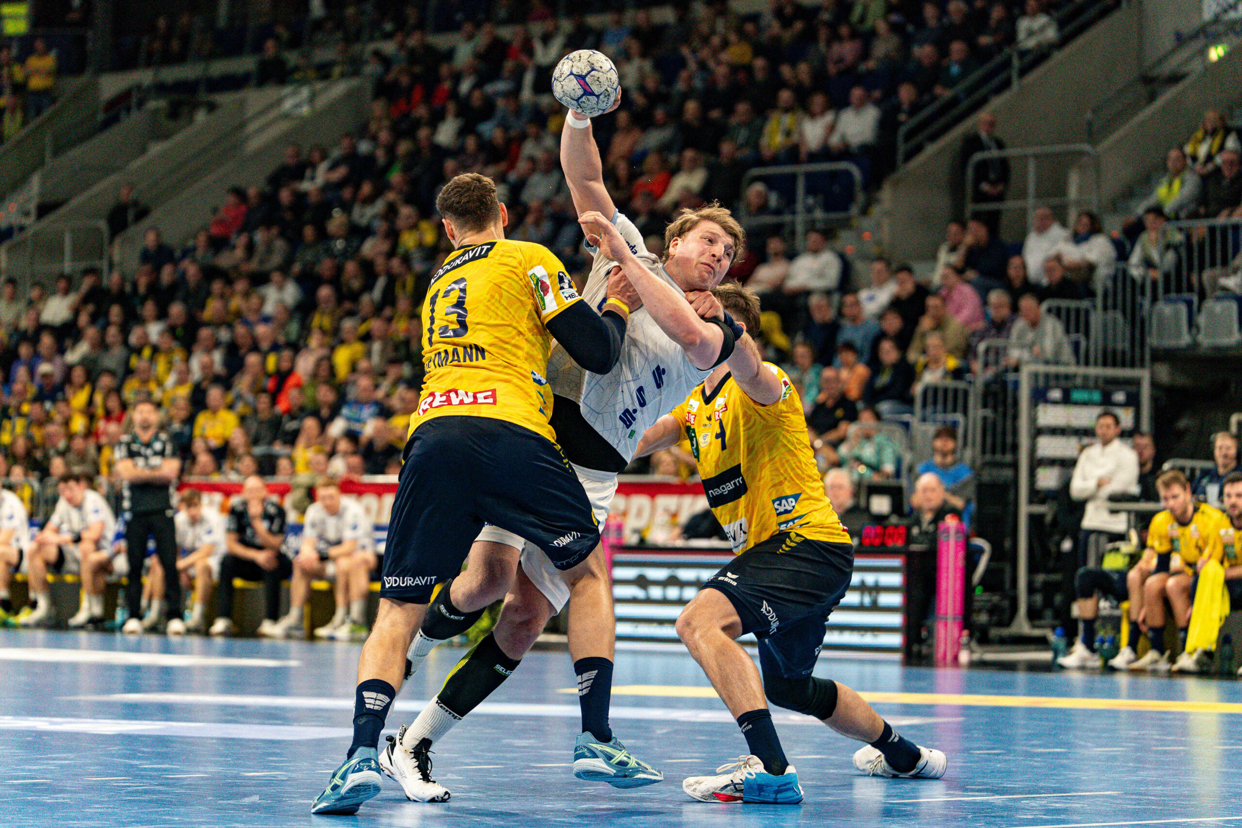 Lemgos Lukas Hutecek versucht sich gegen zwei Verteidiger der Rhein-Neckar Löwen durchzusetzen.