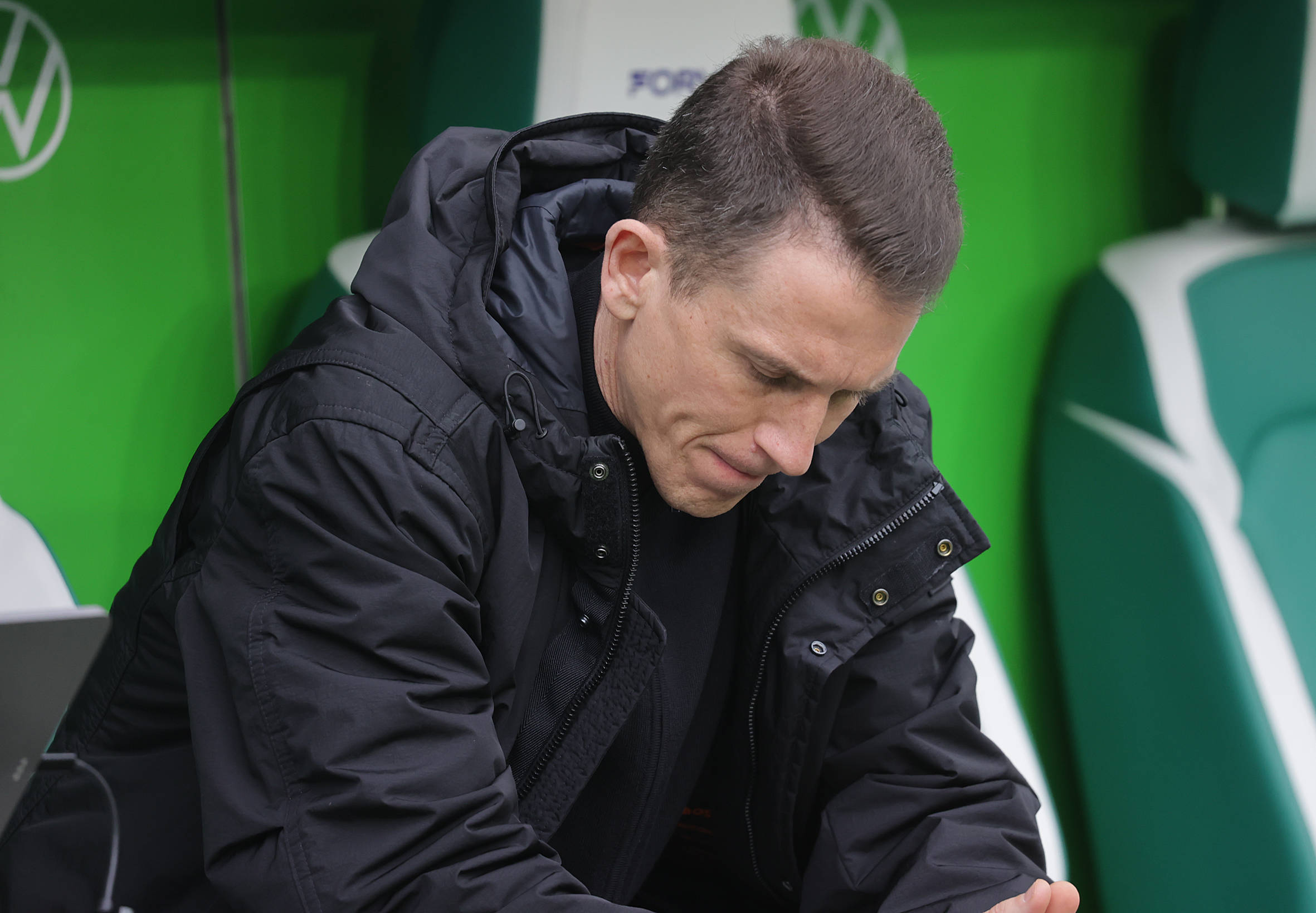 Daniel Bauer blickt auf der Auswechselbank zu Boden