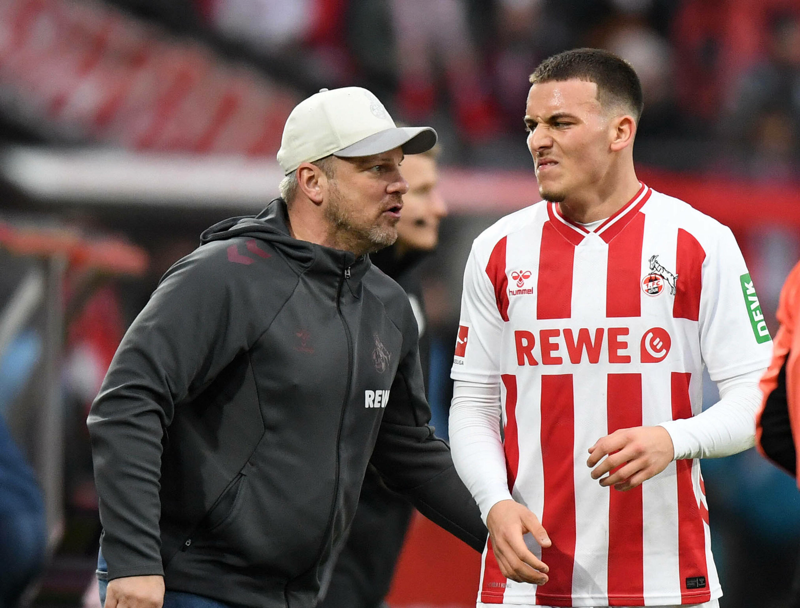 Lukas Kwasniok klatscht mit Said El Mala ab