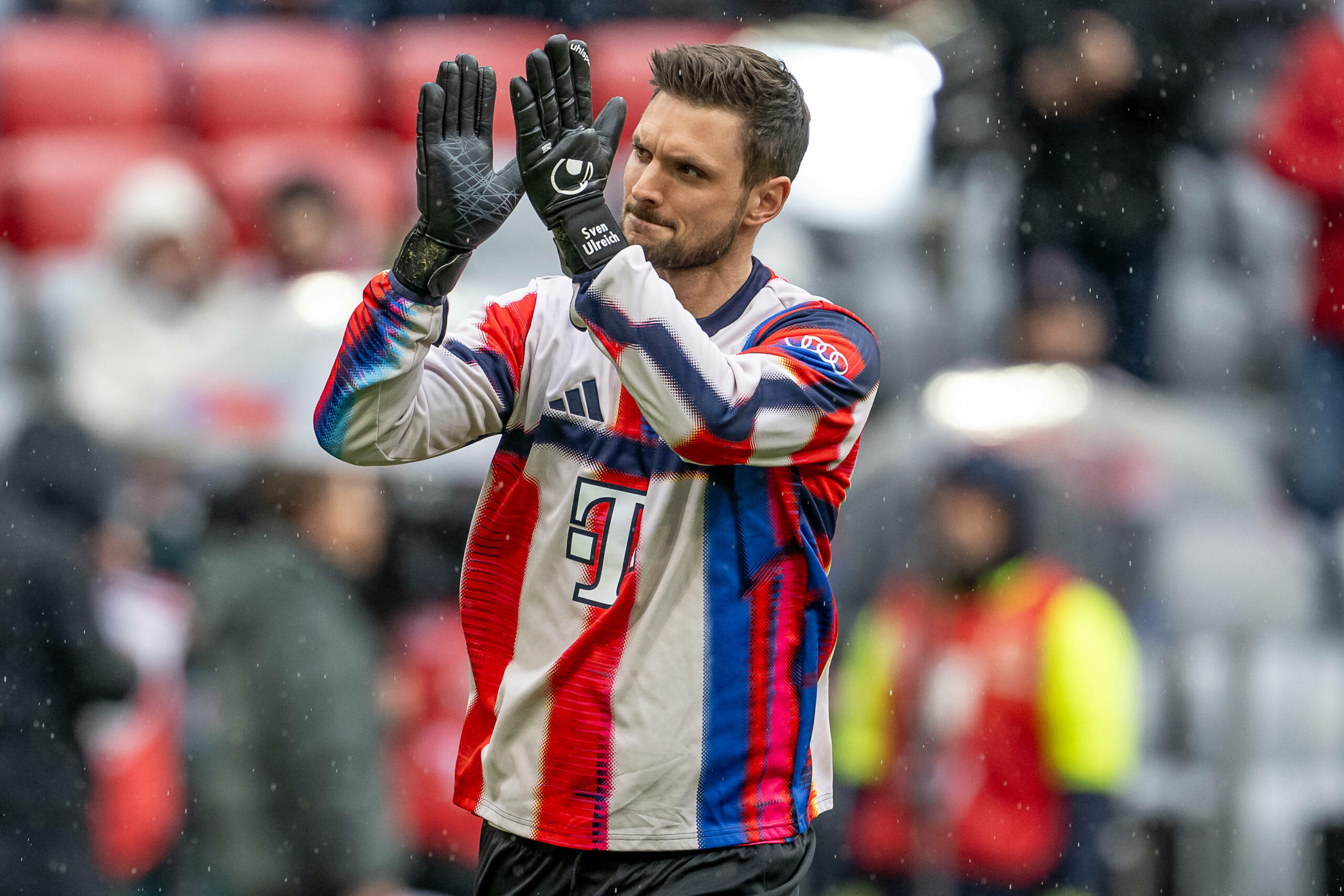 Sven Ulreich klatscht beim Aufwärmen in die Hände und schaut nach links oben auf die Tribüne.