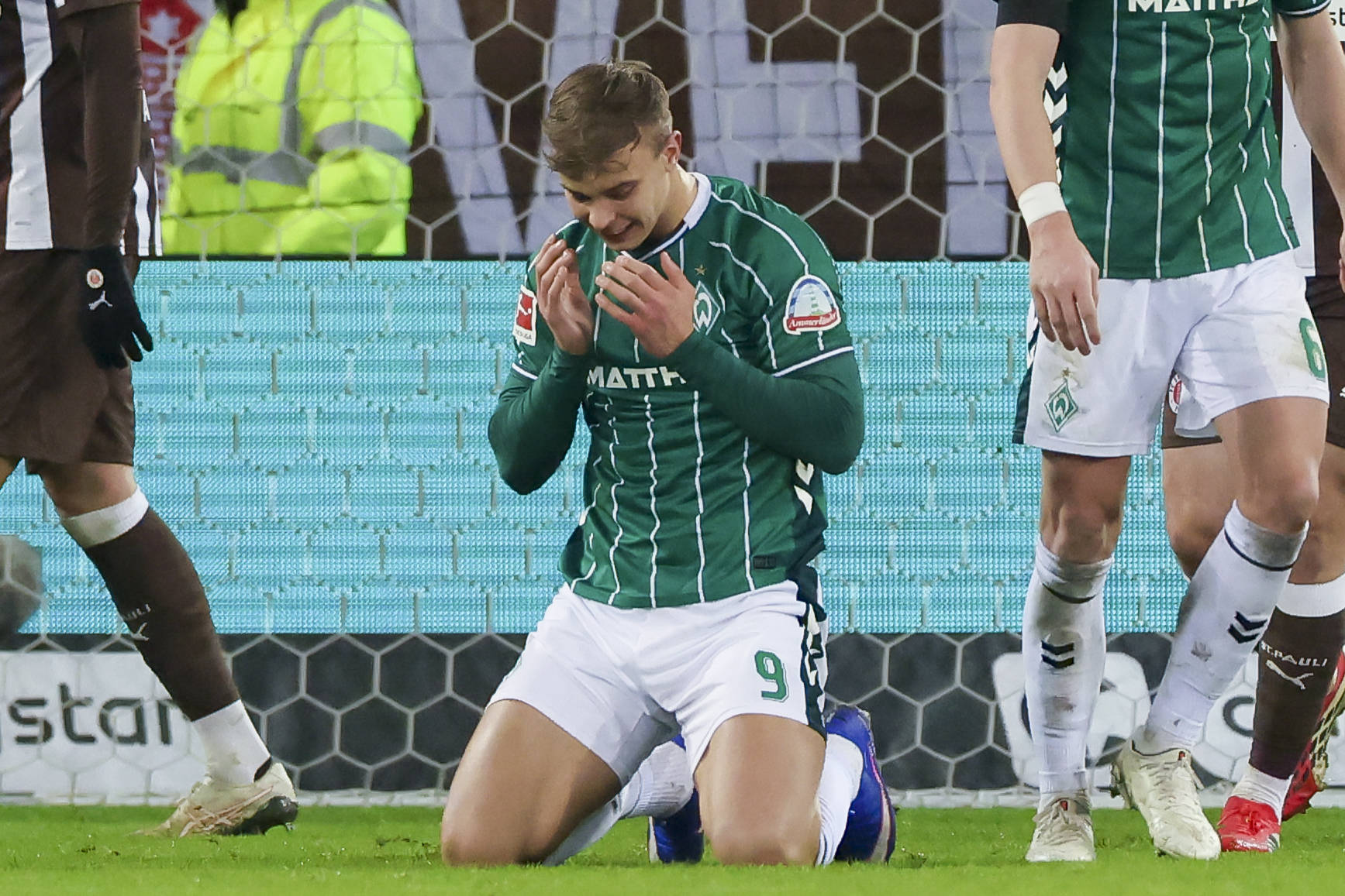 Keke Topp sinkt zu Boden und will die Hände aufs Gesicht legen.