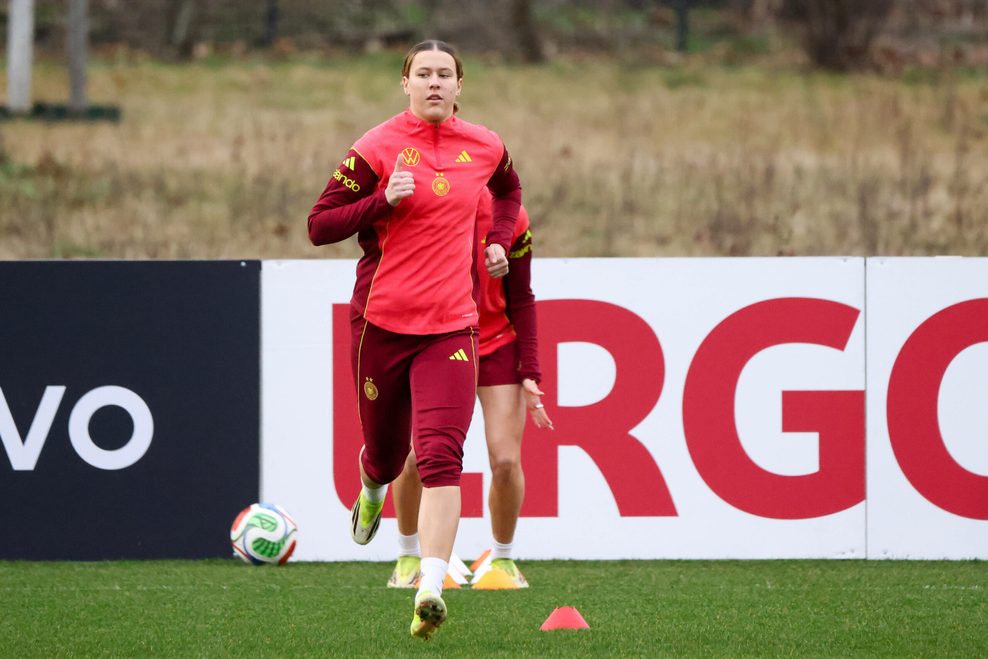 Larissa Mühlhaus macht sich während eines Trainings der A-Nationalmannschaft warm.