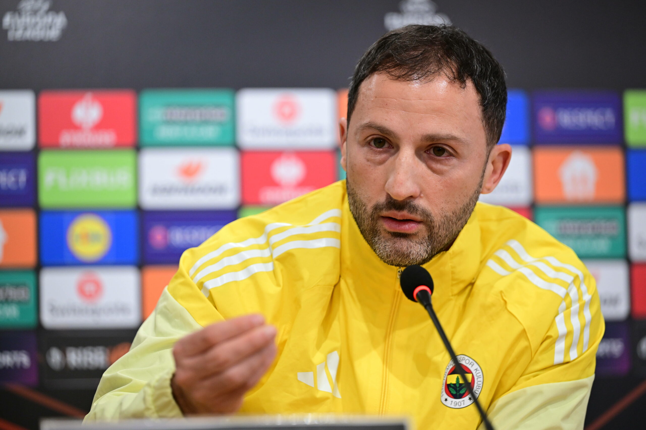 Domenico Tedesco spricht auf einer Pressekonferenz.