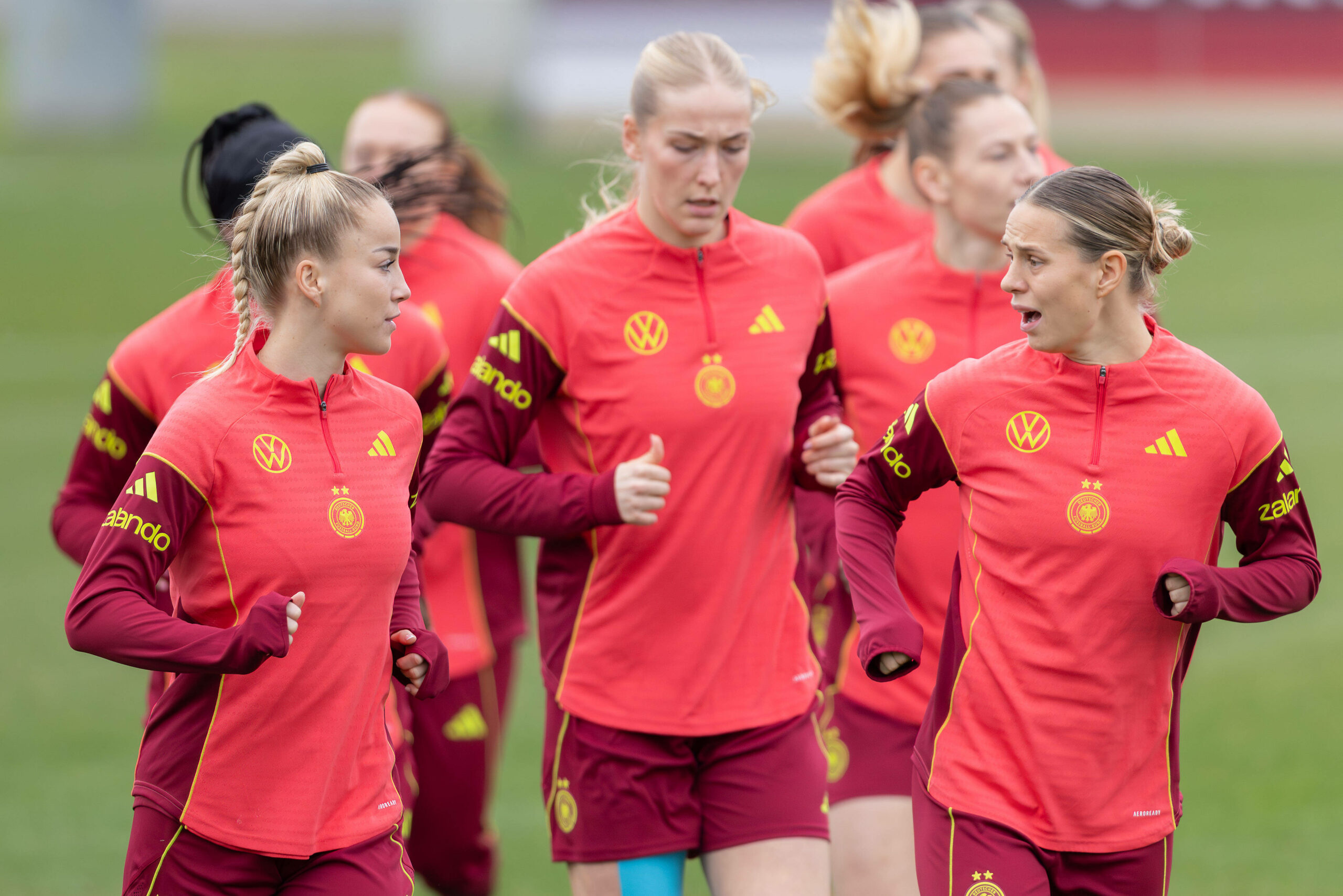 DFB-Spielerinnen um Klara Bühl laufen sich warm