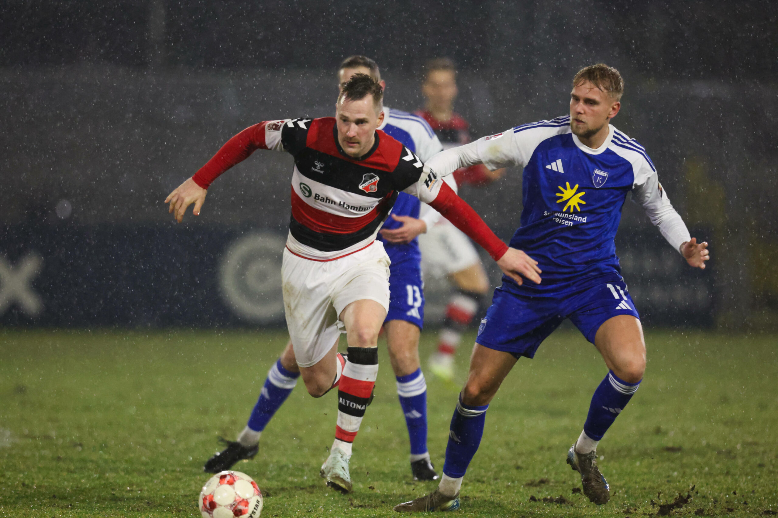 Moritz Göttel von Altona 93 im Zweikampf mit Marvin Eilerts von Kickers Emden