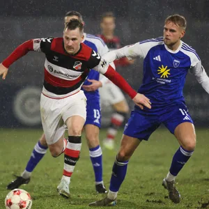 Moritz Göttel von Altona 93 im Zweikampf mit Marvin Eilerts von Kickers Emden