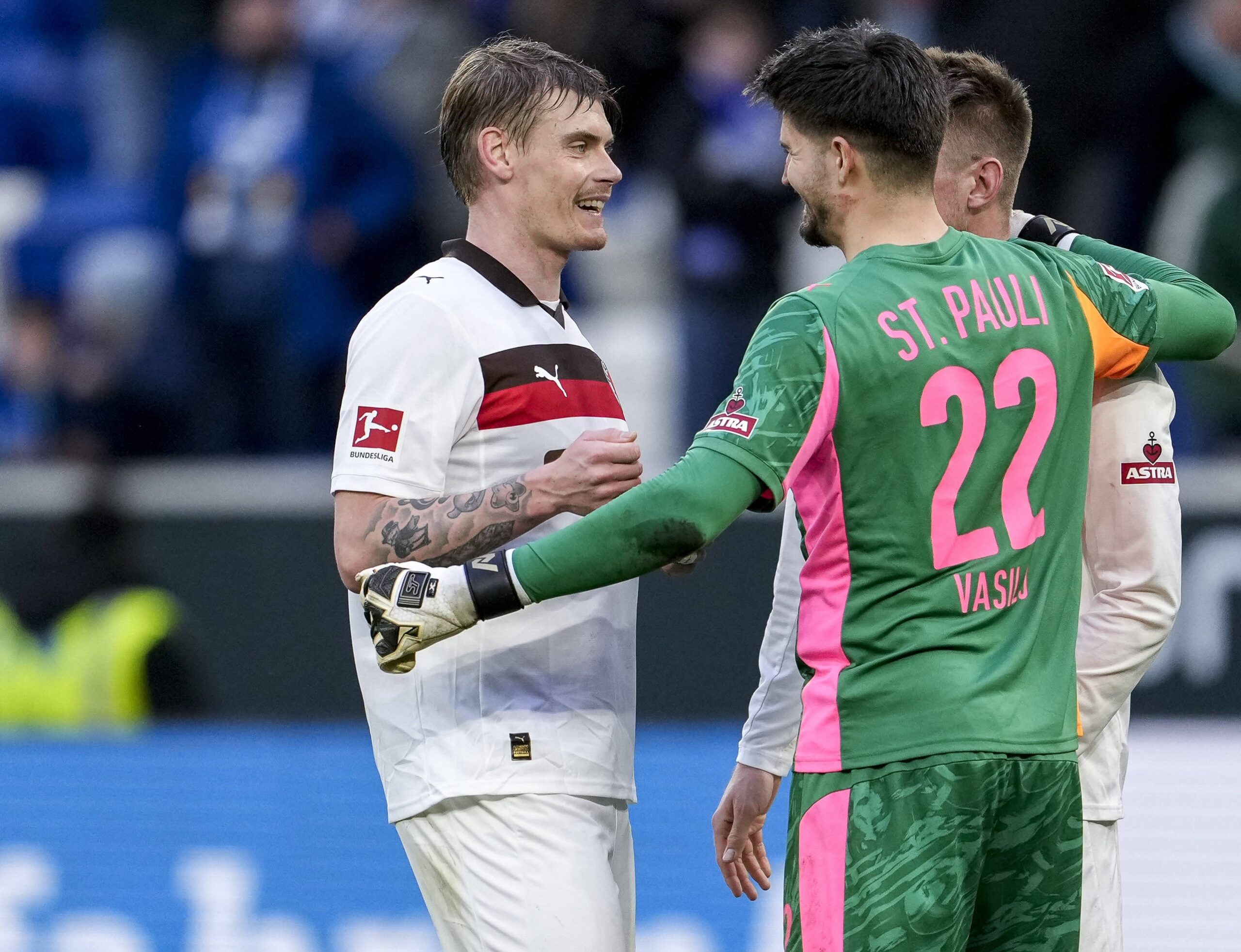 Eric Smith und Nikola Vasilj freuen sich über einen Sieg