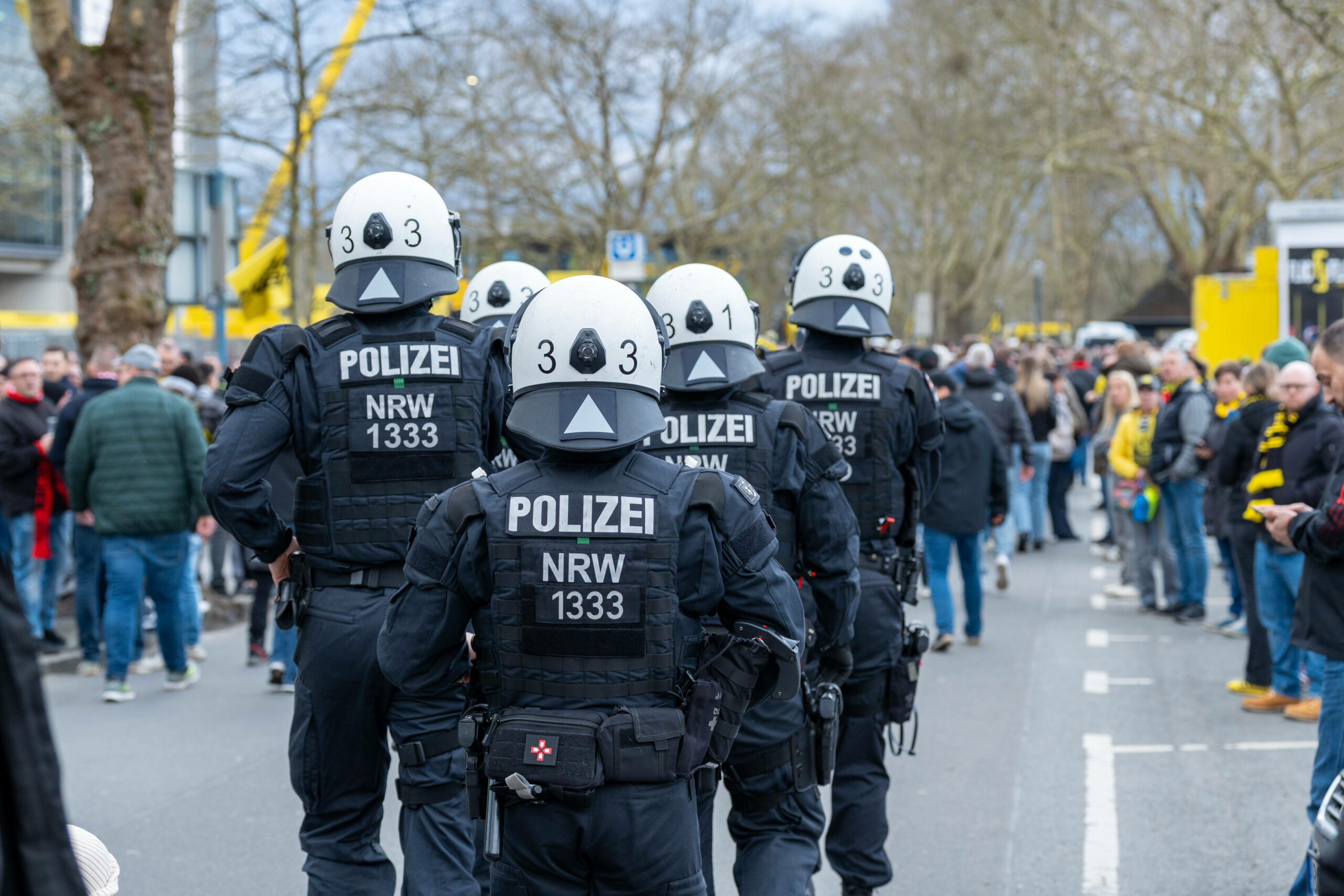 Polizisten vor dem Signal Iduna Park