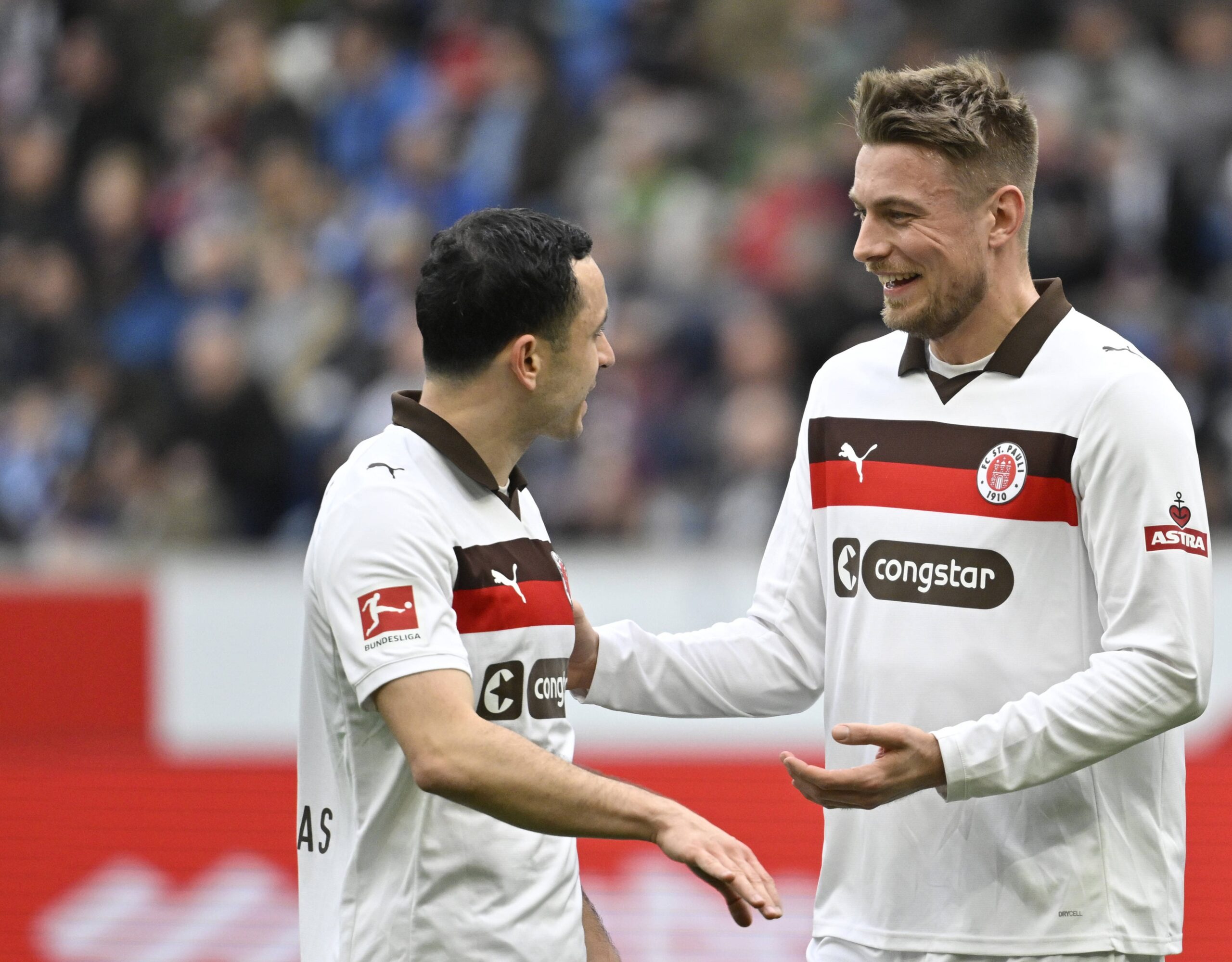 Hauke Wahl freut sich mit Manolis Saliakas über den St. Pauli-Sieg in Hoffenheim