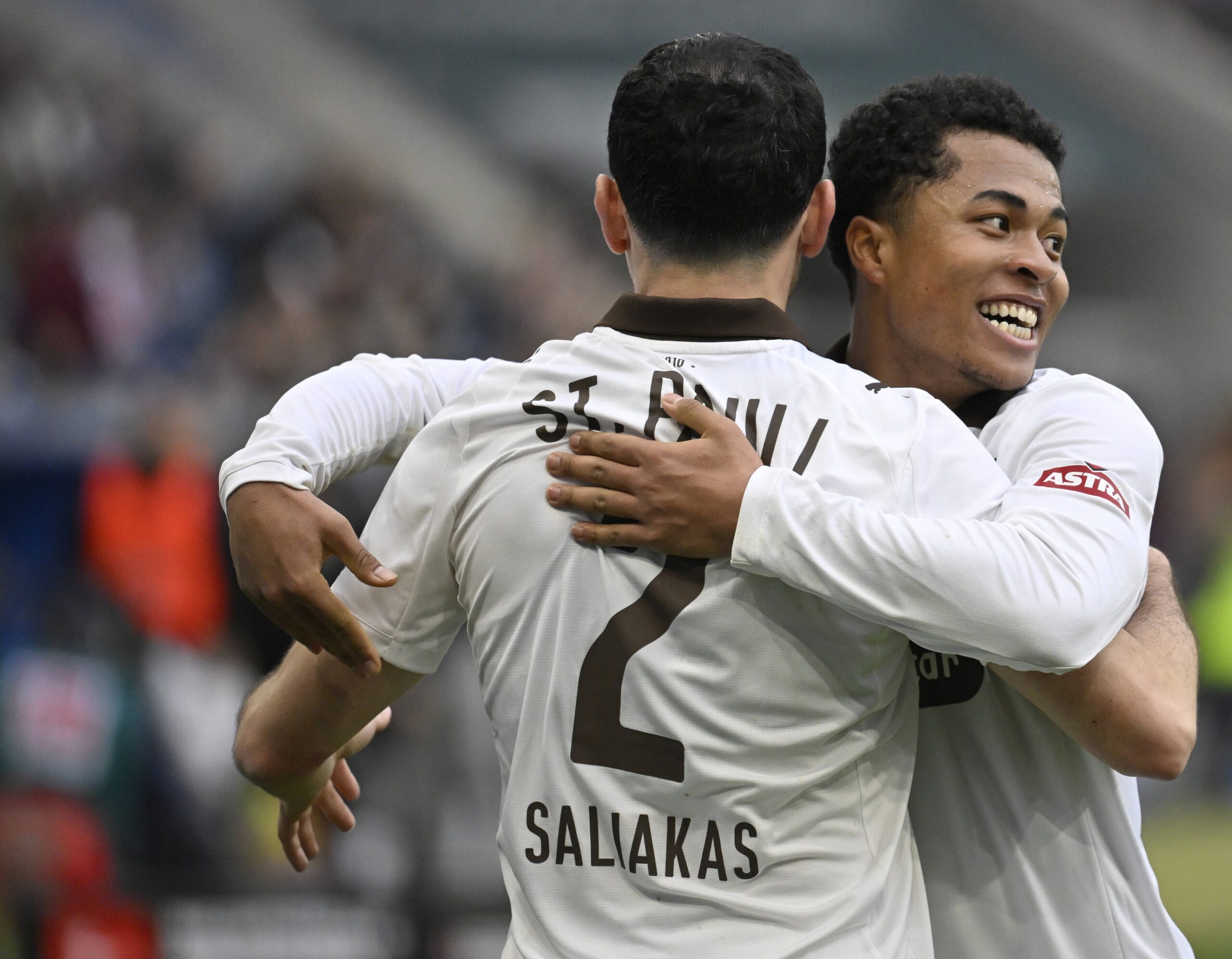 Manos Saliakas und Joel Chima Fujita bejubeln den Sieg in Hoffenheim