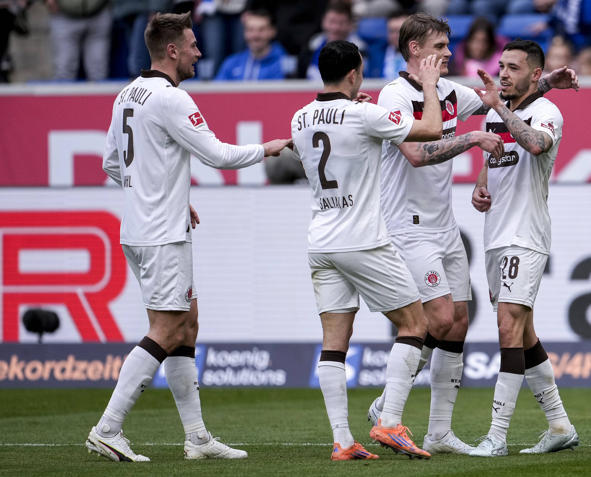 St. Pauli bejubelt das 1:0 in Hoffenheim