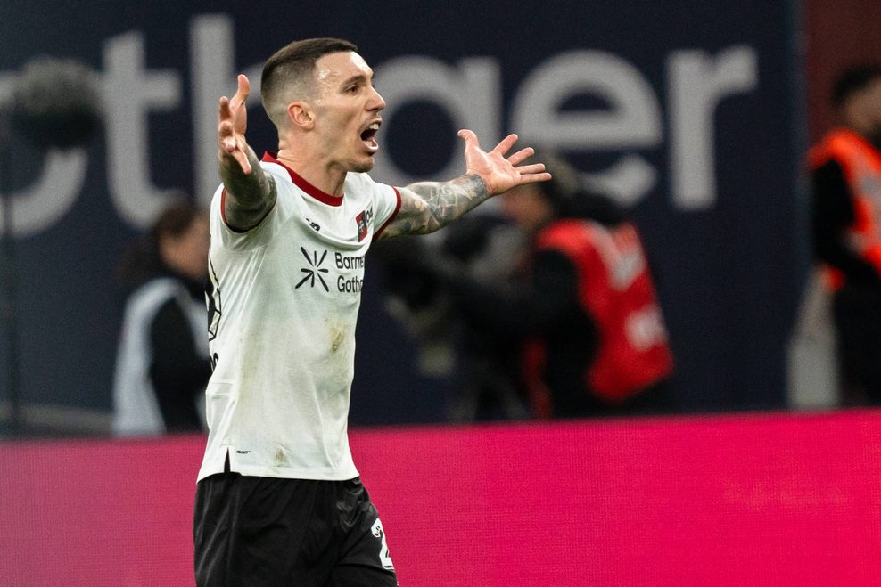 Alejandro Grimaldo beschwert sich und streckt die Arme aus.