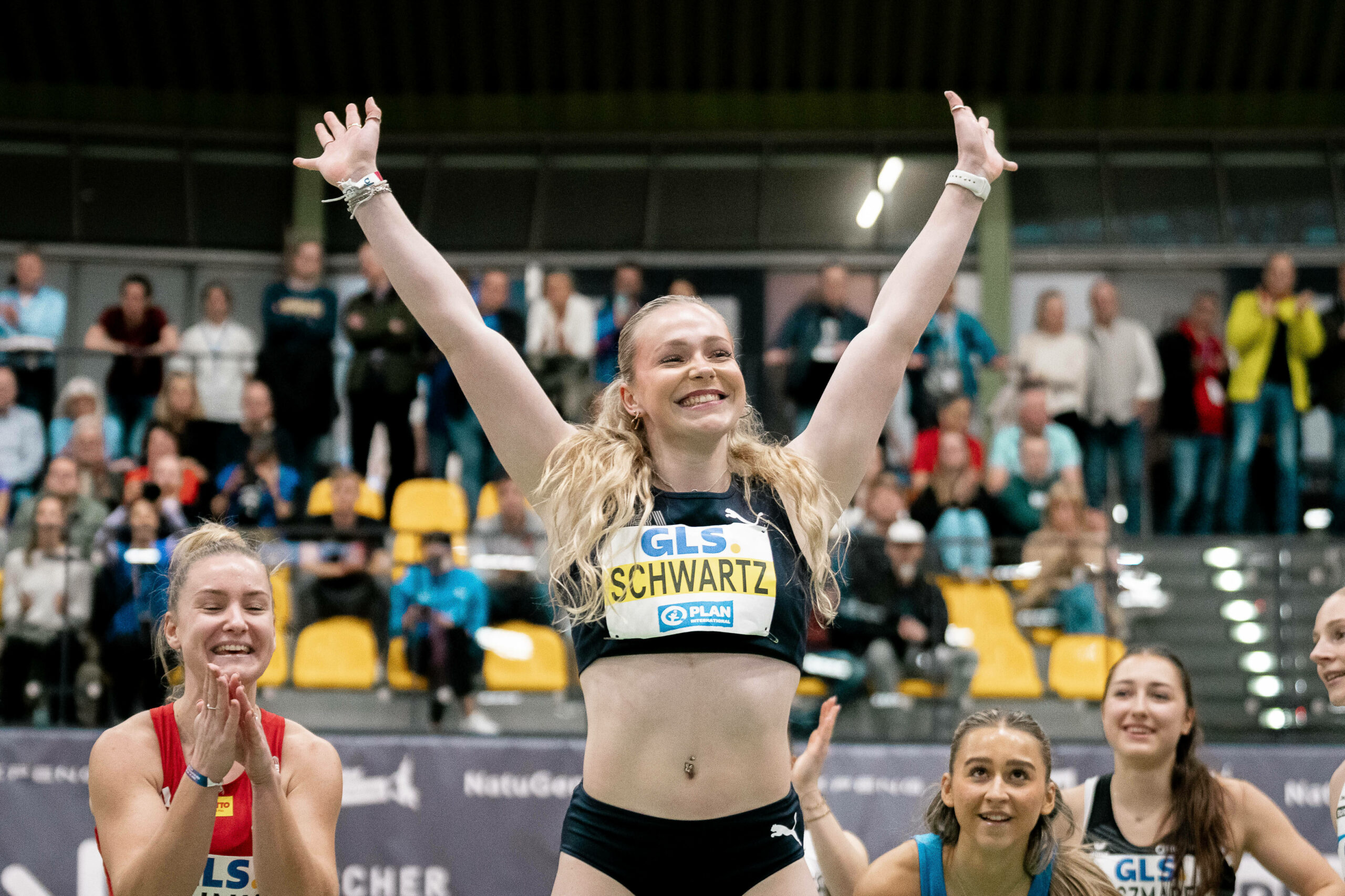 Philina Schwartz feiert nach ihrem Sprint-Sieg bei den Deutschen Leichtathletik-Meisterschaften