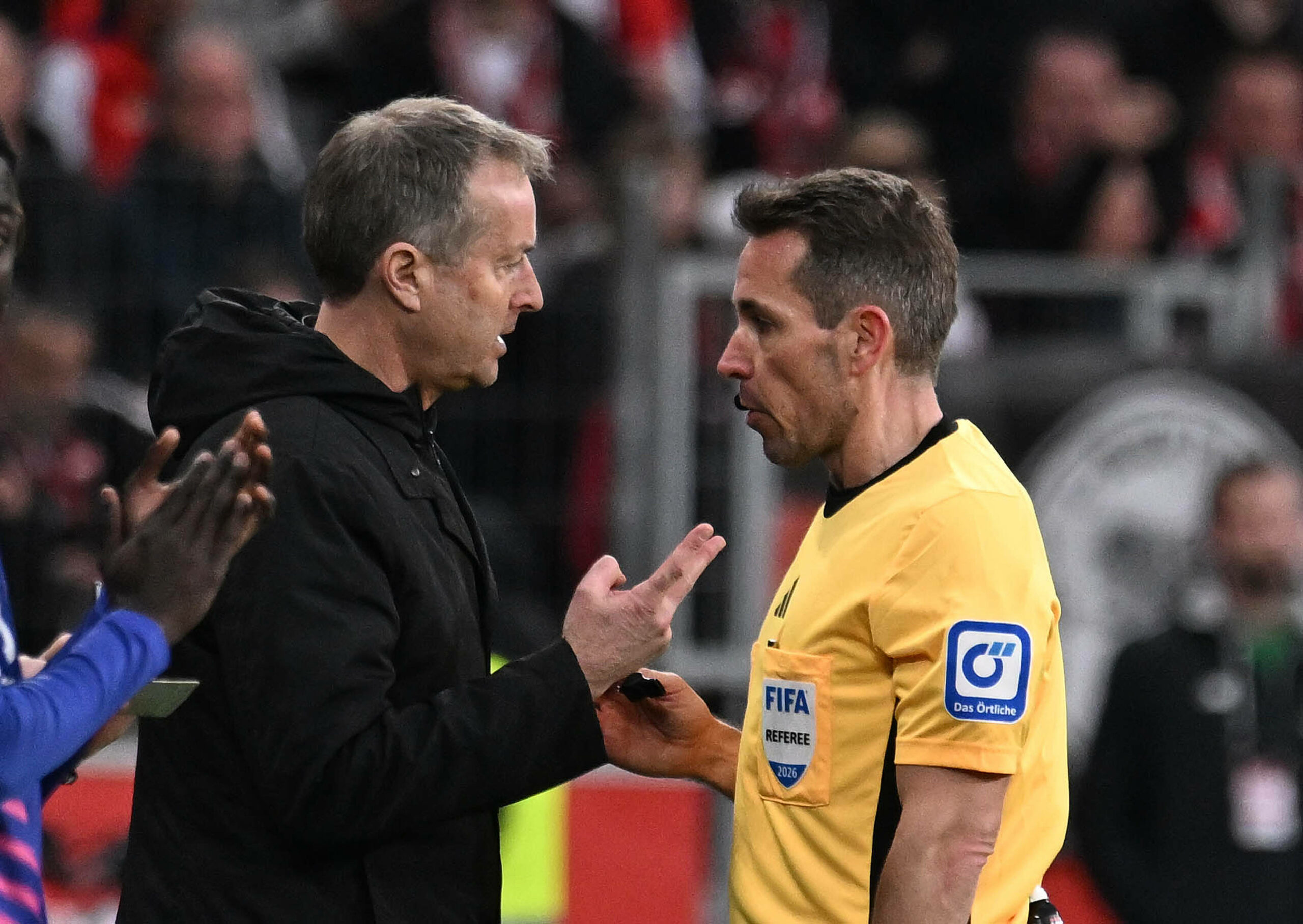 Leverkusen Trainer Hjulmand und Schiedsrichter Stieler diskutieren über eine Entscheidung.