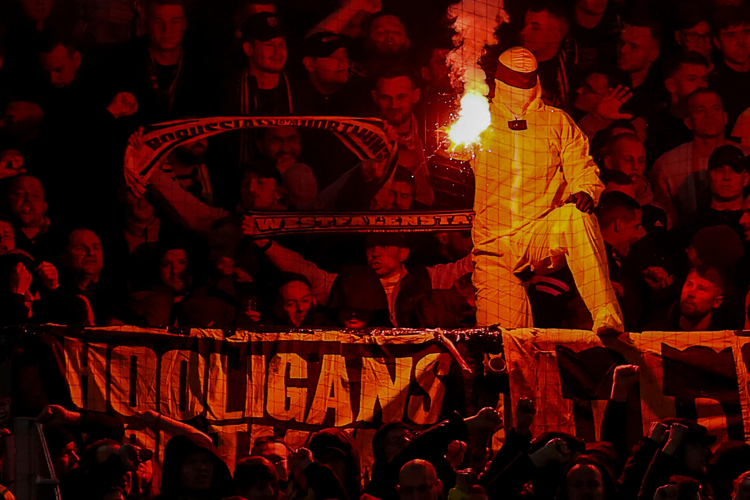 Fans auf der Tribüne zünden Pyrotechnik bei Bayern gegen Dortmund