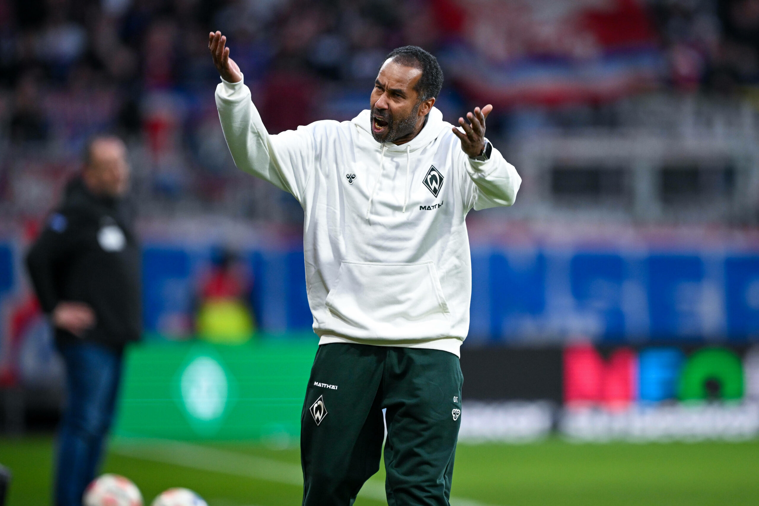 Daniel Thioune gestikuliert verärgert