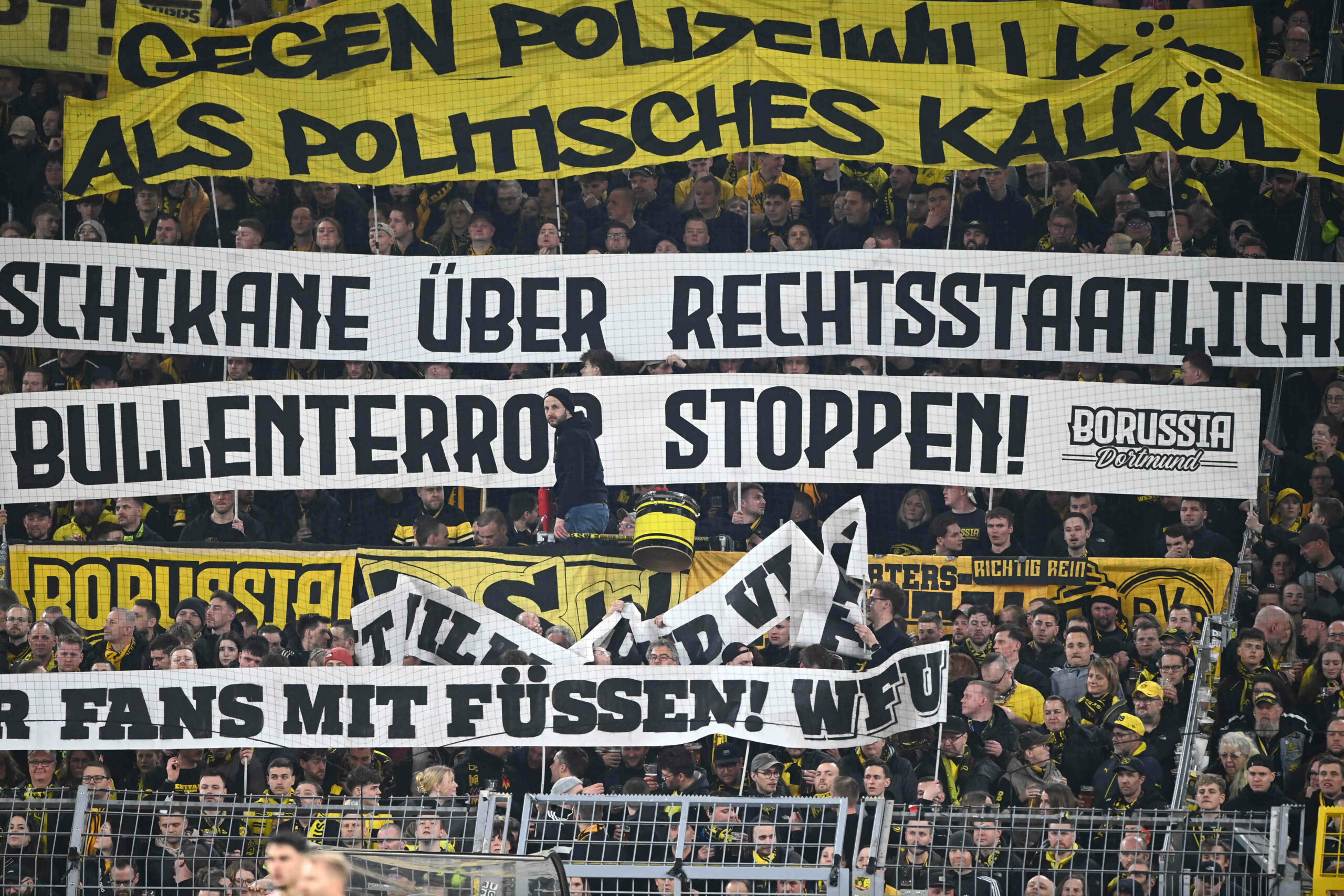 Ein Banner mit Schriftzug „Schikane über Rechtsstaatlichkeit. Bullenterror stoppen“