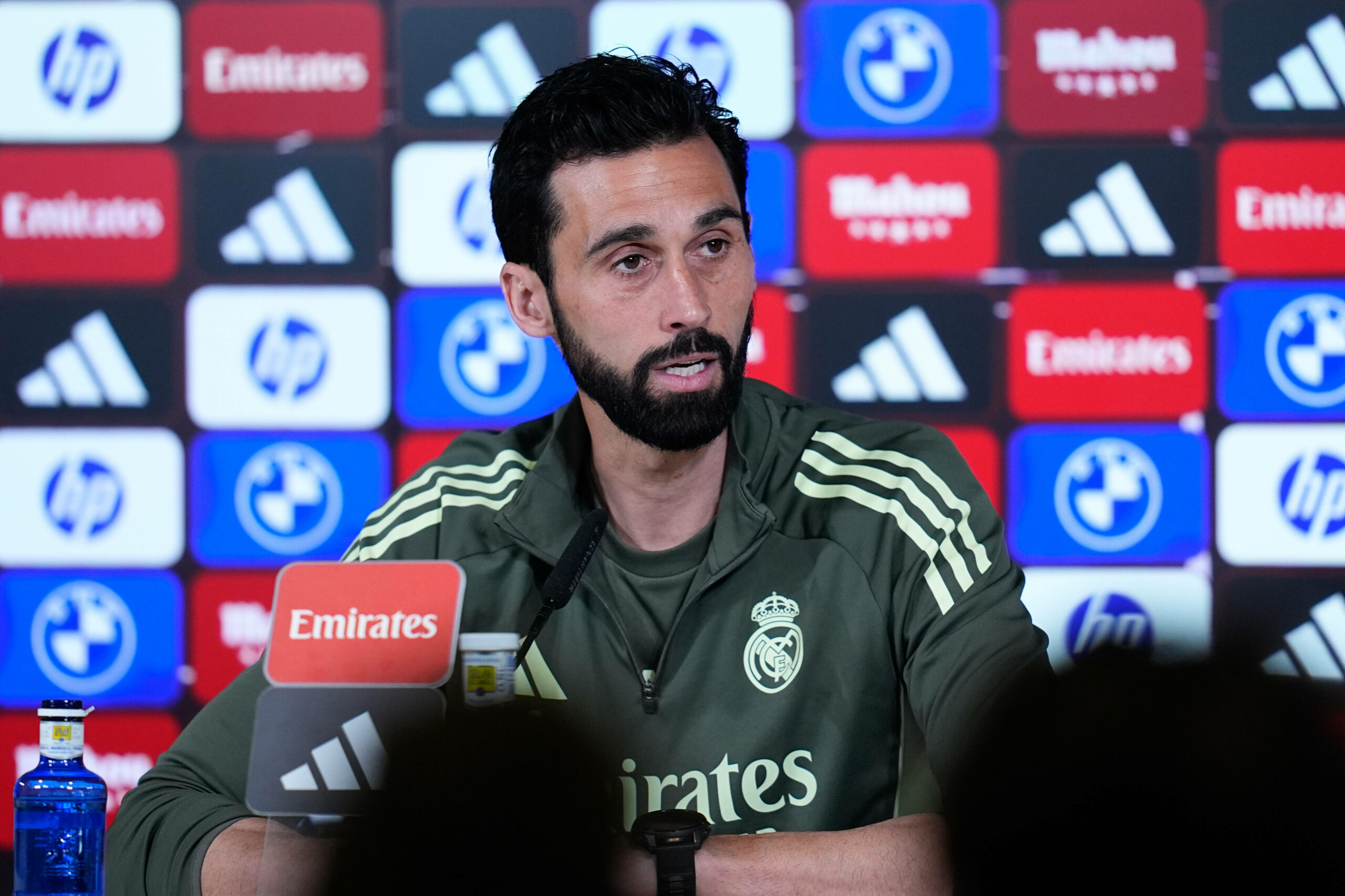 Alvaro Arbeloa als real Madrid-Trainer auf einer Pressekonferenz.