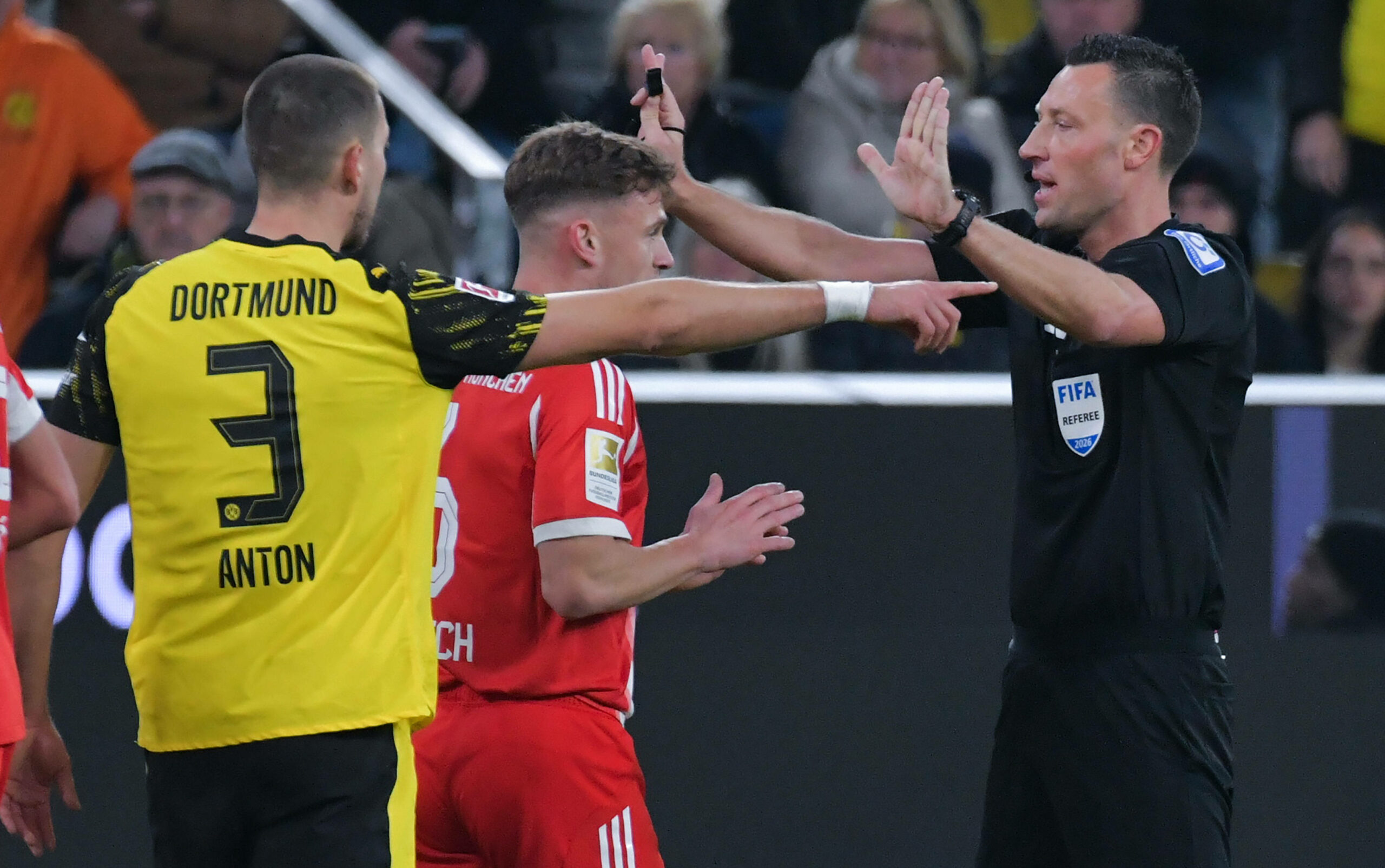 Sven Jablonski gestikuliert klar gegenüber von Joshua Kimmich und Waldemar Anton.