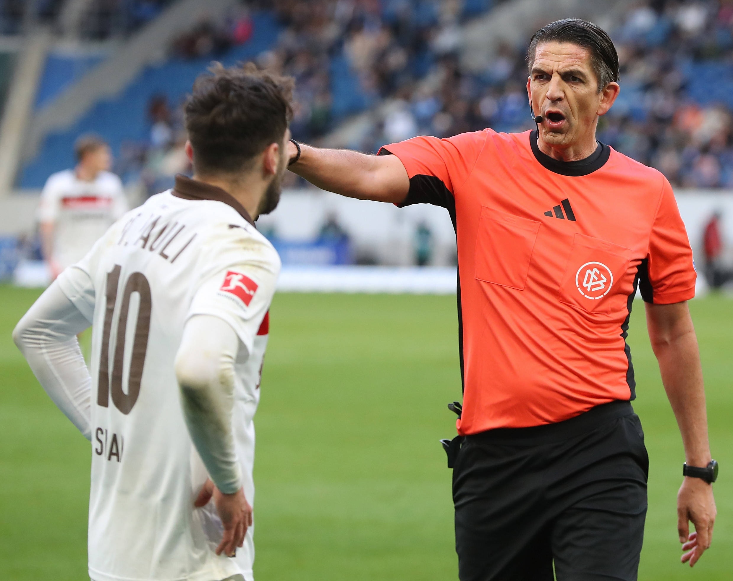 Schiedsrichter Deniz Aytekin rüffelt St. Pauli-Profi Danel Sinani