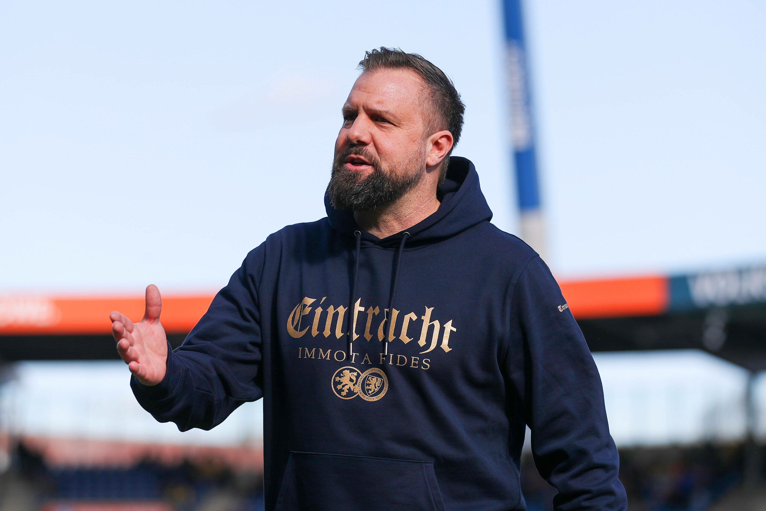 Heiner Backhaus reicht die rechte Hand.