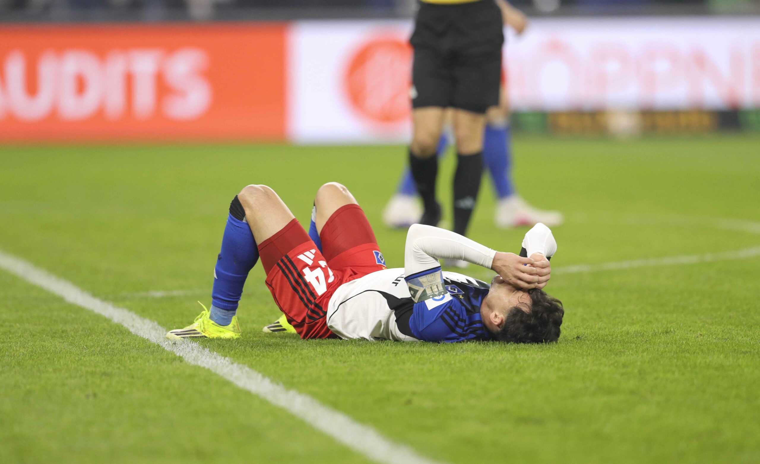 HSV-Profi Nicolás Capaldo liegt auf dem Boden