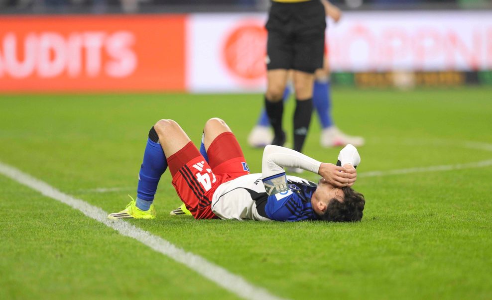 HSV-Profi Nicolás Capaldo liegt auf dem Boden