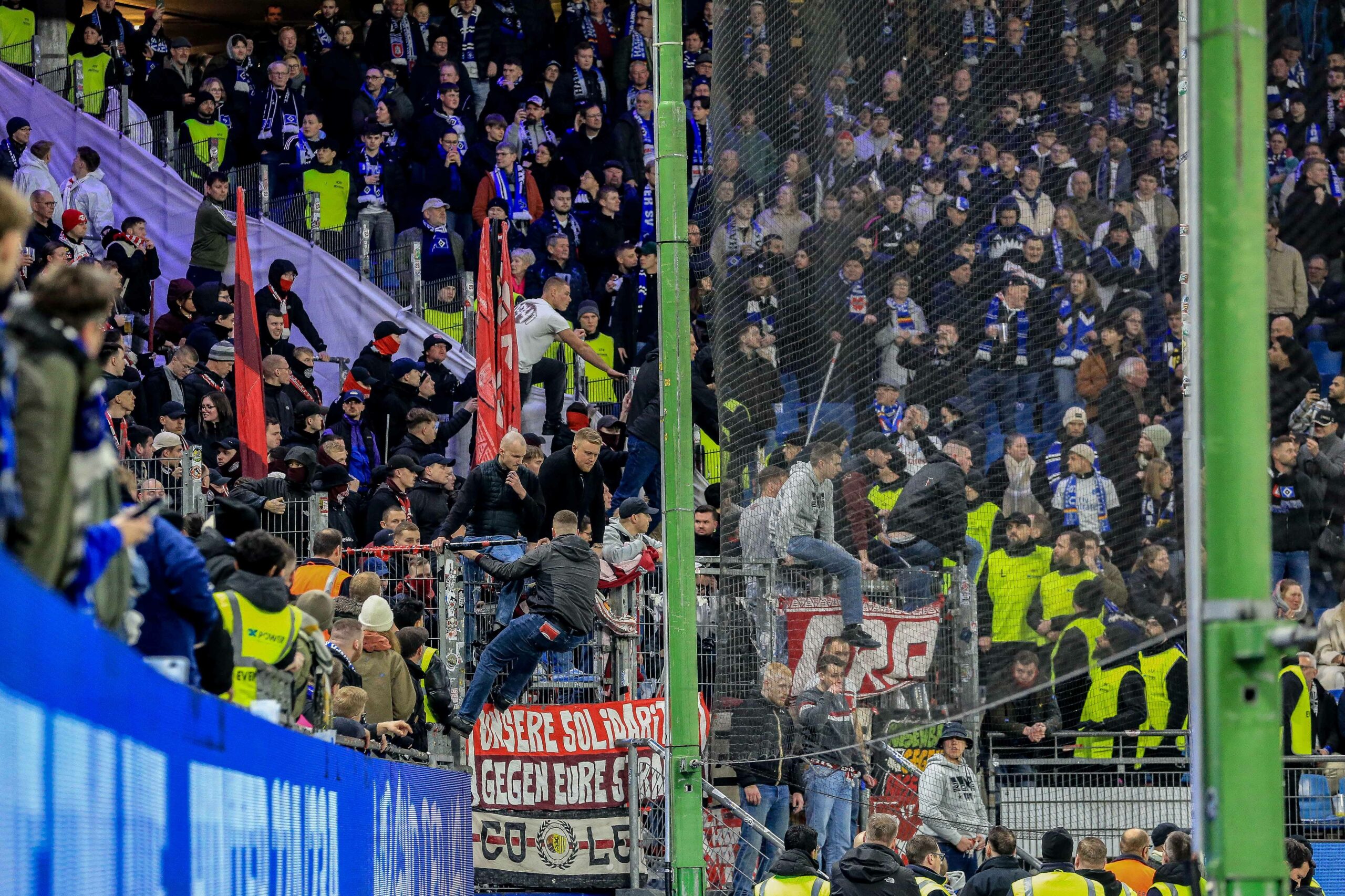 Fans von RB Leipzig sorgen während der Halbzeitpause in Hamburg für Unruhe.