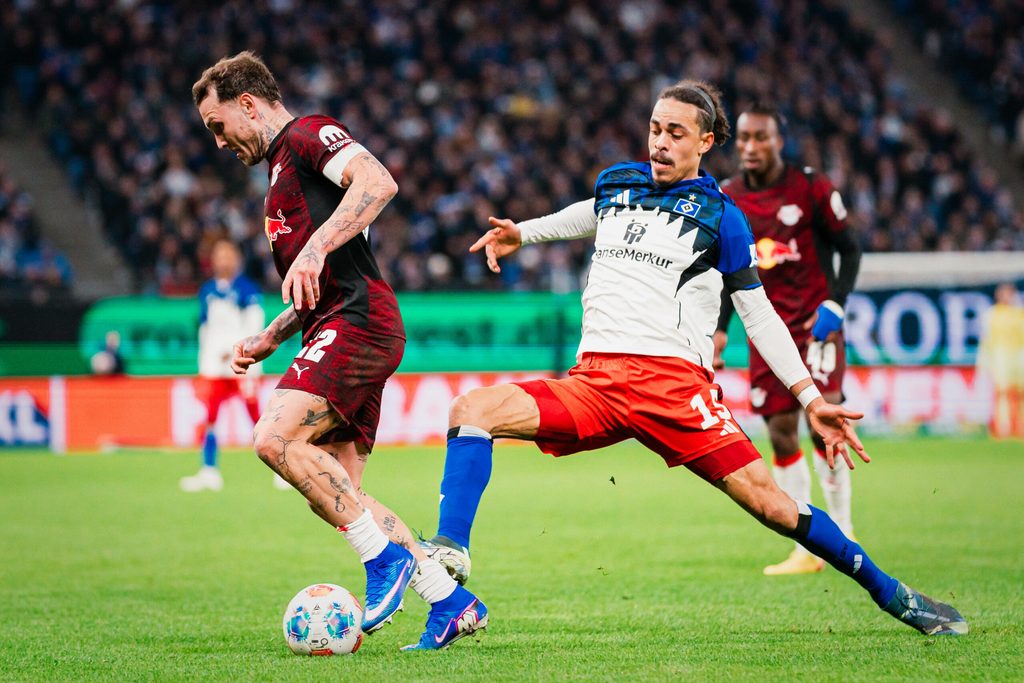 Yussuf Poulsen foult David Raum am Fuß