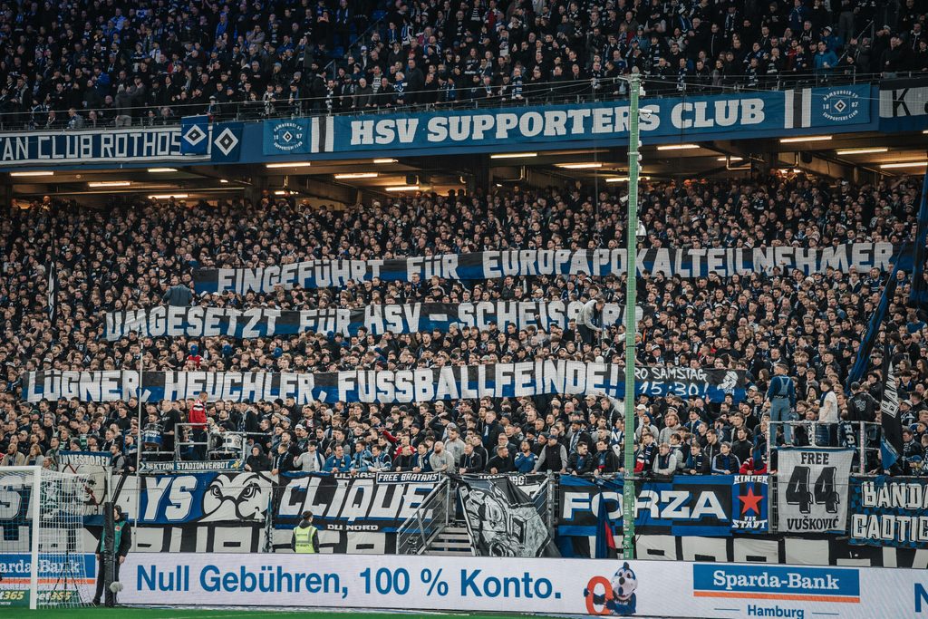 HSV-Ultras zeigen Spruchbänder gegen das späte Sonntagsspiel in der Bundesliga