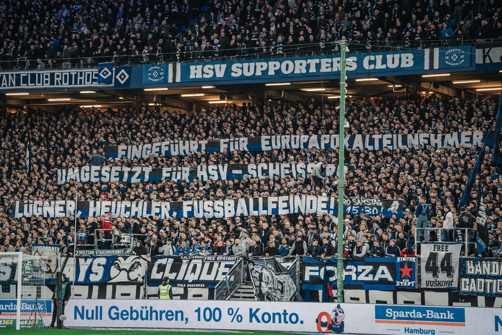 HSV-Ultras zeigen Spruchbänder gegen das späte Sonntagsspiel in der Bundesliga