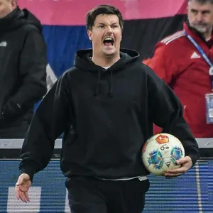 Merlin Polzin brüllt an der Seitenlinie