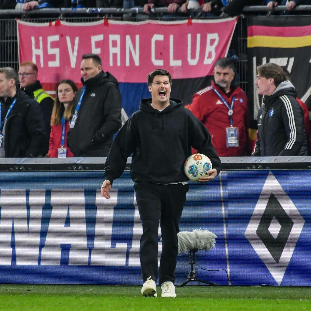 Merlin Polzin brüllt an der Seitenlinie