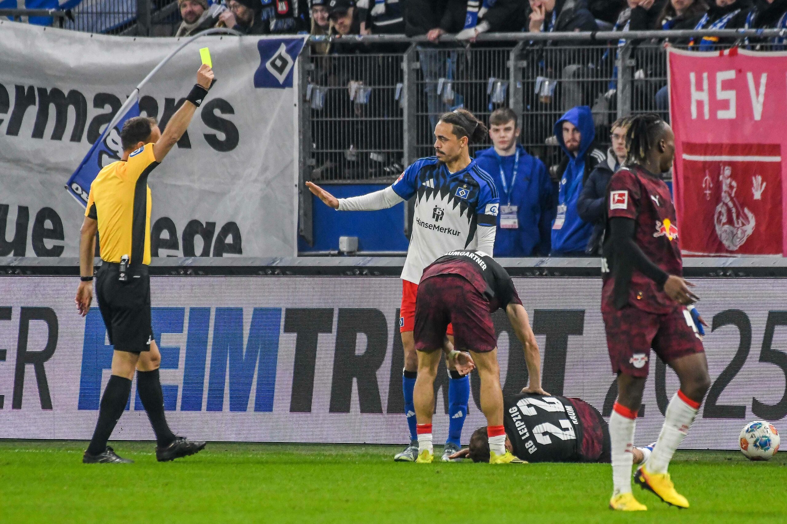 Yussuf Poulsen sieht von Bastian Dankert die Gelbe Karte