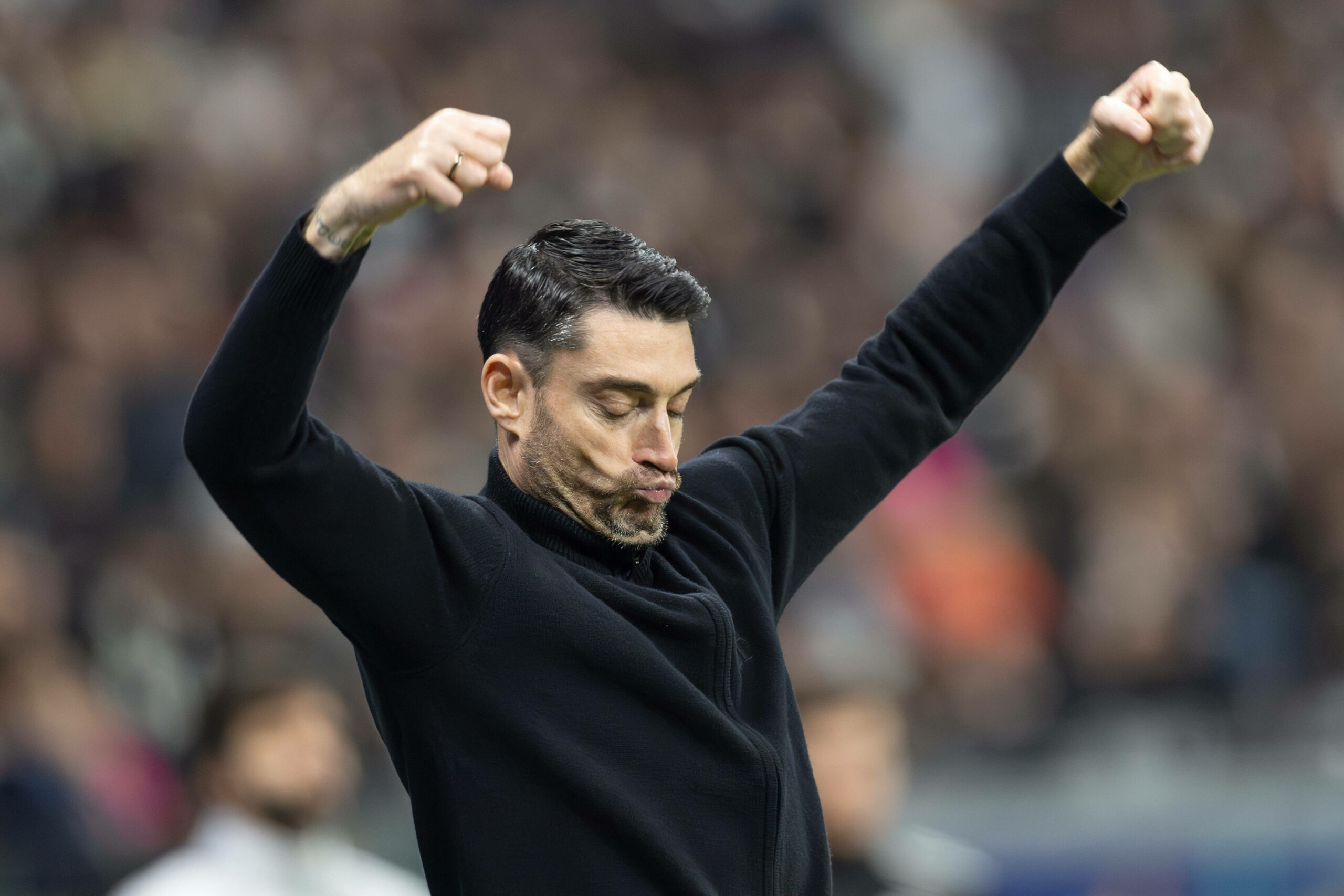 Albert Riera gestikuliert am Spielfeldrand