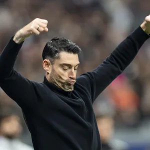 Albert Riera gestikuliert am Spielfeldrand