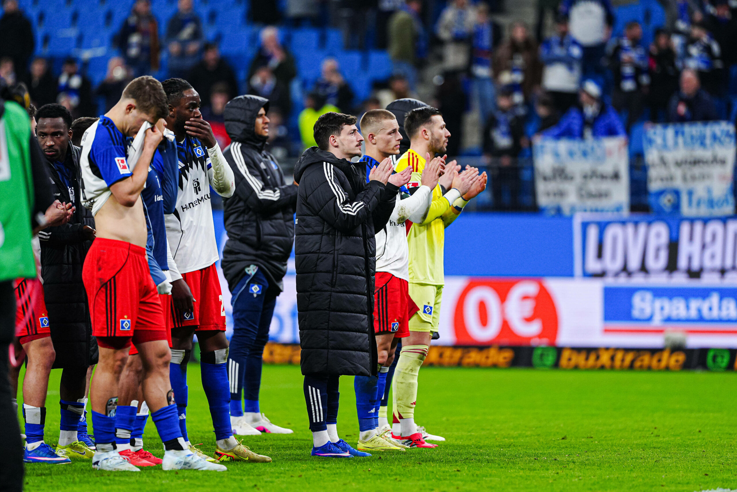 Die HSV-Profis enttäuscht vor den Fans