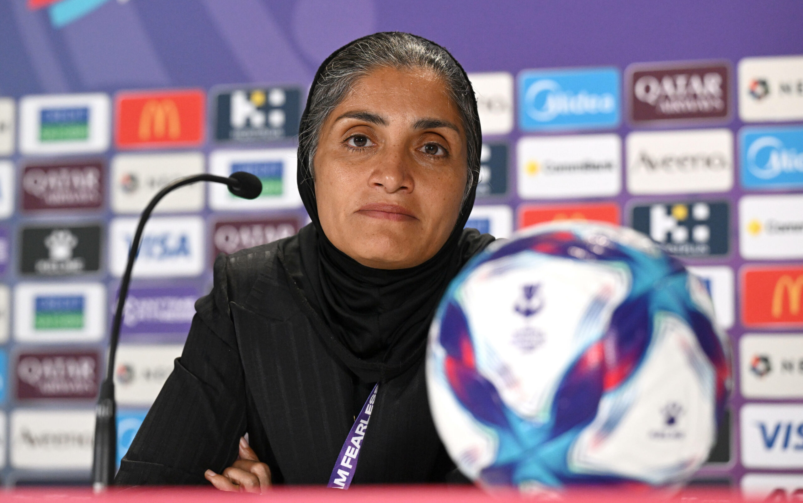 Cheftrainerin Marziyeh Jafari auf einer Pressekonferenz vor dem Spiel gegen Australien.