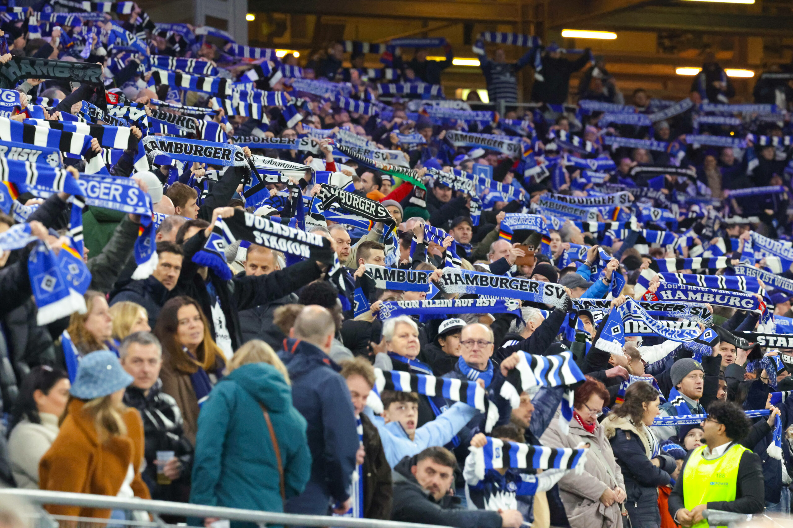 Die HSV-Fans feuern ihre Mannschaft während des Heimspiels gegen Leipzig an.