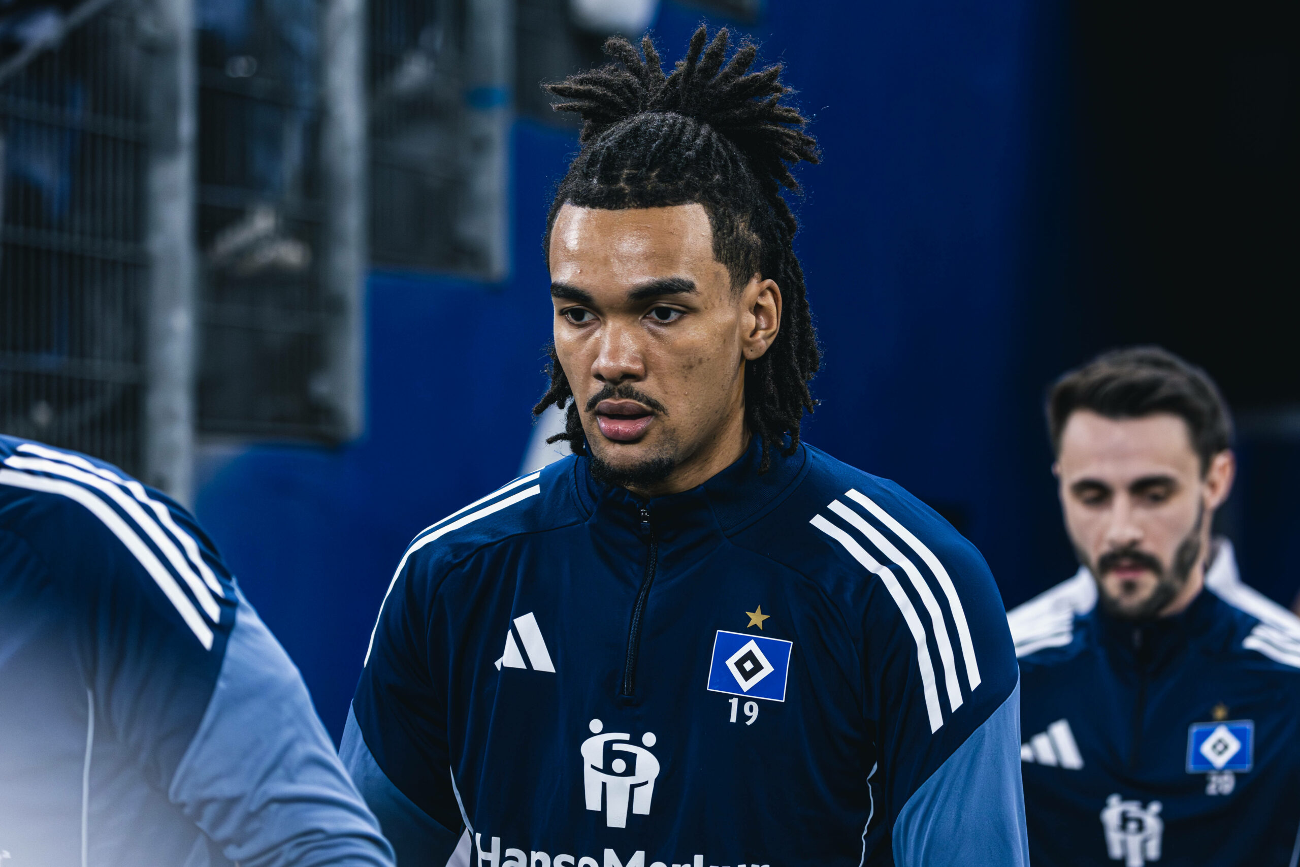 Damion Downs im Aufwärm-Outfit