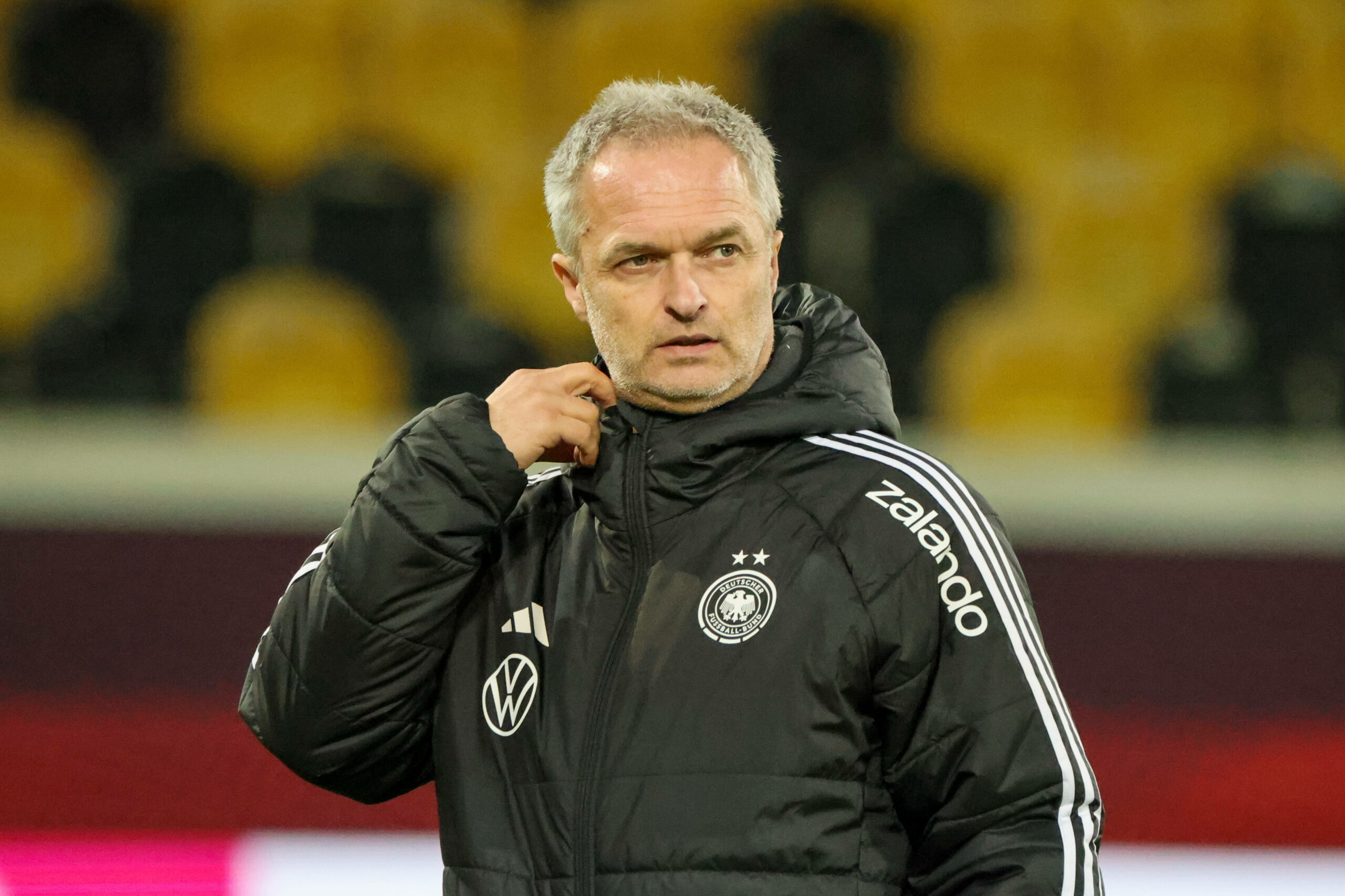 Christian Wück in einer Jacke der deustchen Frauen-Nationalmannschaft vor dem Auftakt in der WM-Qualifikation.