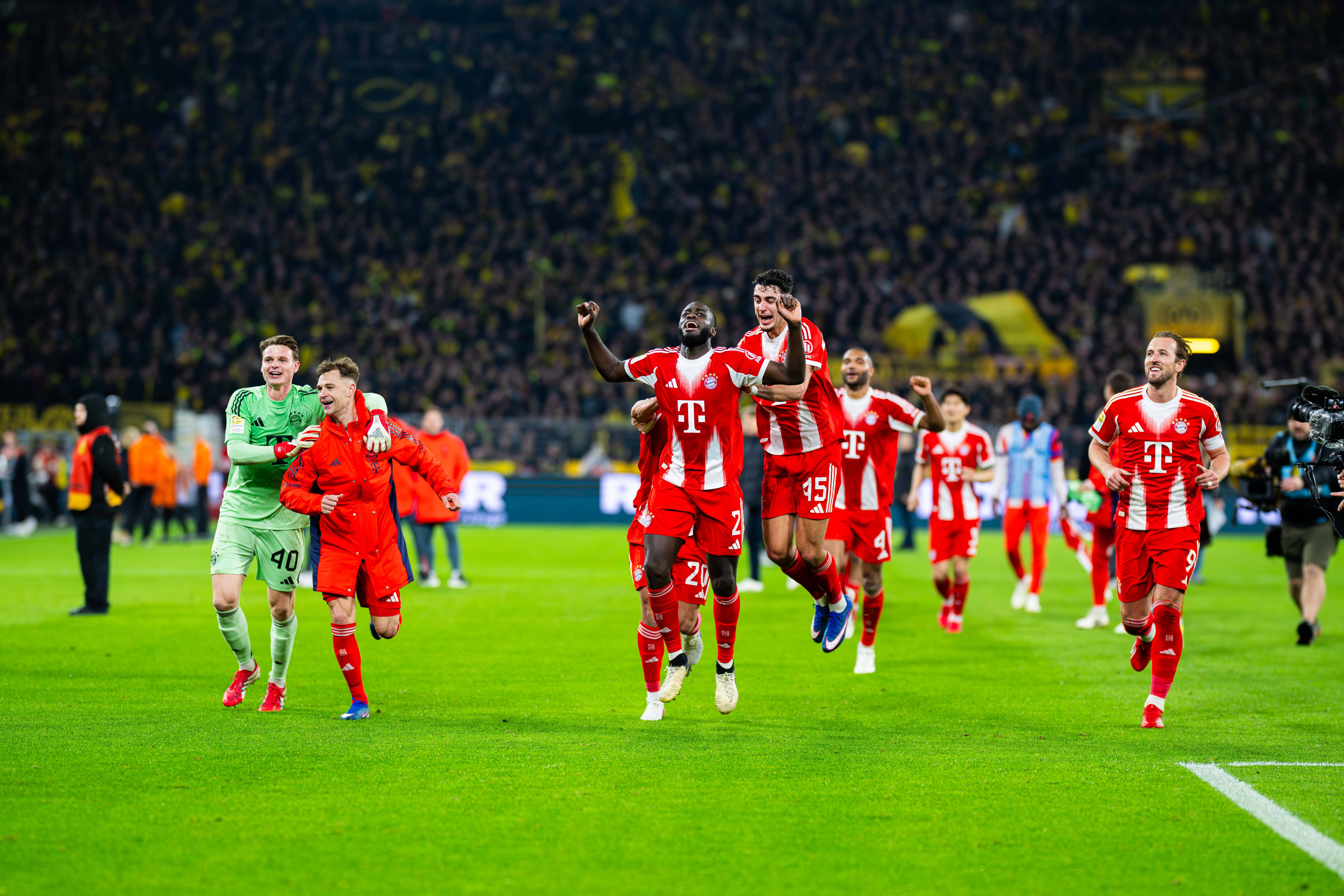 Spieler des FC Bayern jubeln und feiern einen Sieg