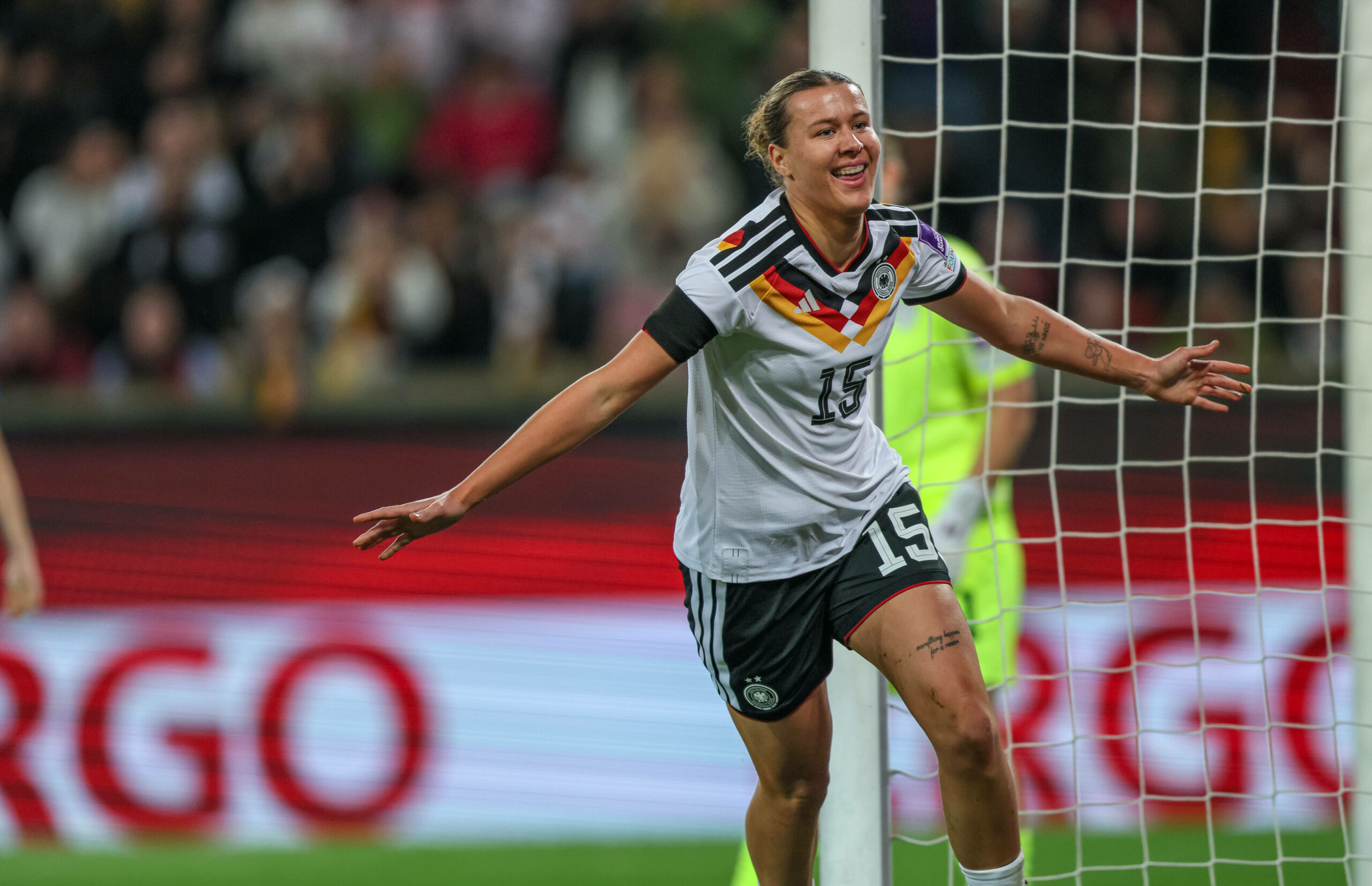 Larissa Mühlhaus jubelt nach ihrem Tor mit ausgestreckten Armen.