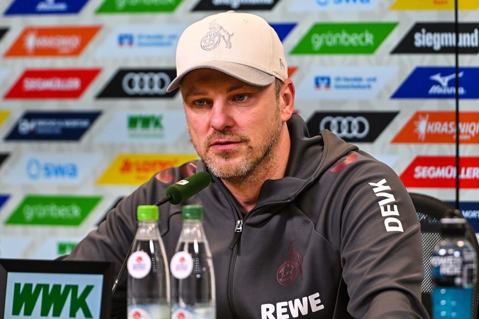 Kwasniok auf einer Pressekonferenz