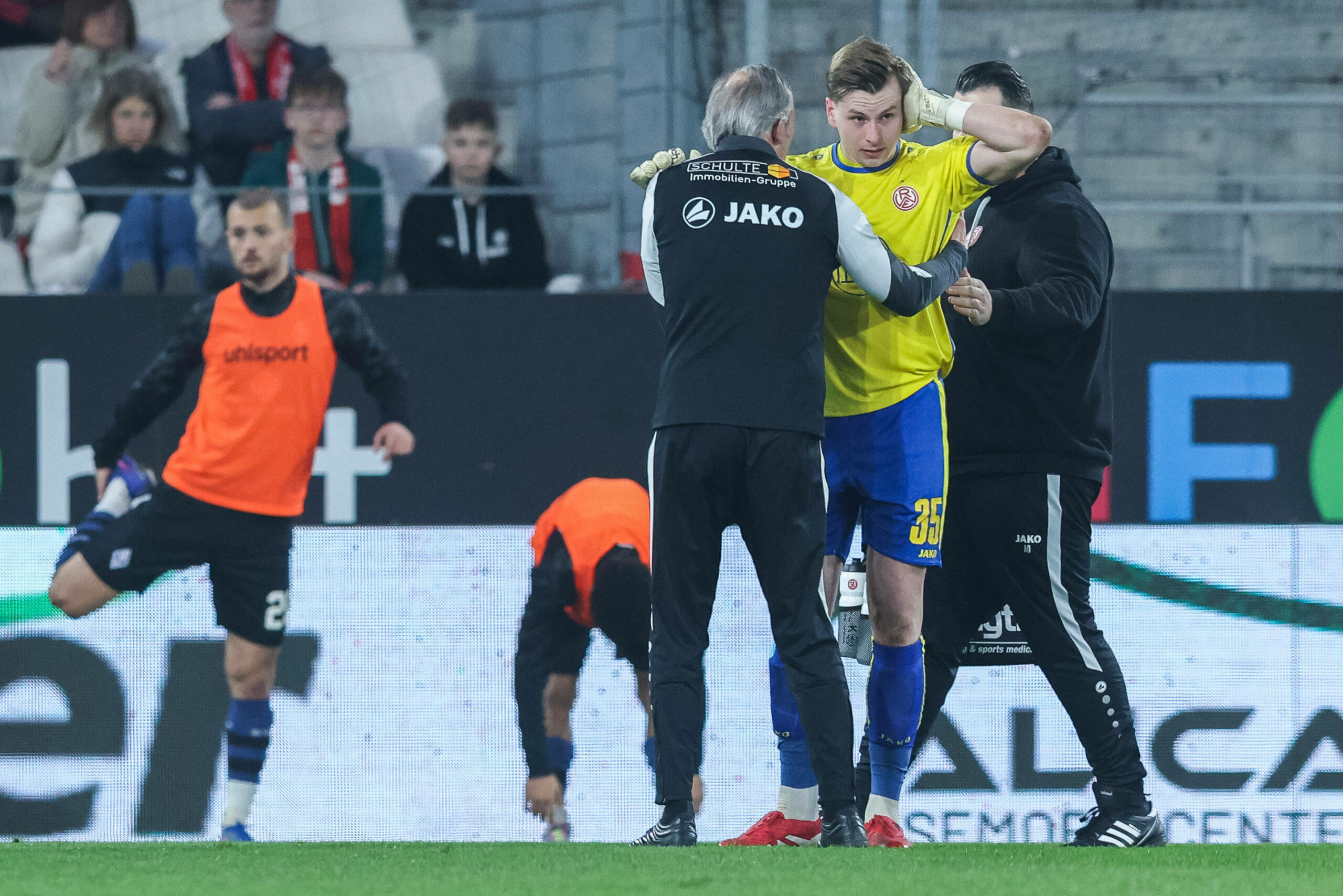 Essen-Torwart Felix Wienand hält sich den Kopf im Spiel der 3. Liga gegen Waldhof Mannheim