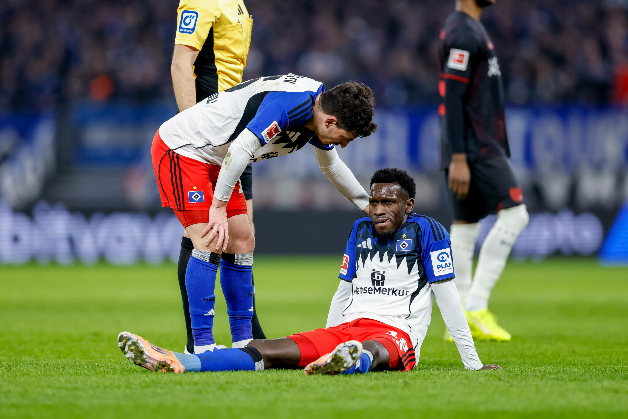HSV-Profi Giorgi Gocholeishvili tröstet den verletzten Bakery Jatta.