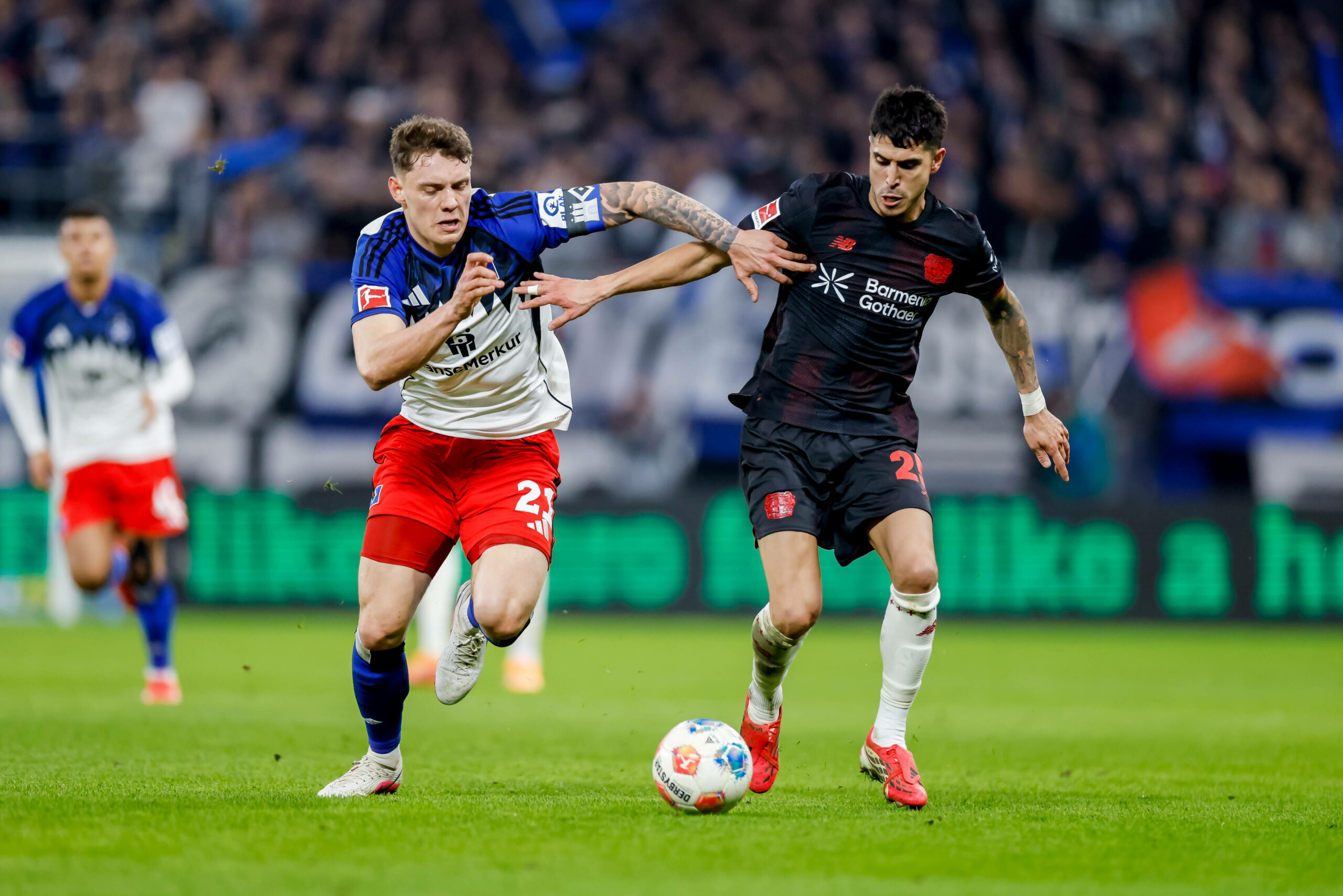 HSV-Kapitän Nicolai Remberg gegen Exequiel Palacios