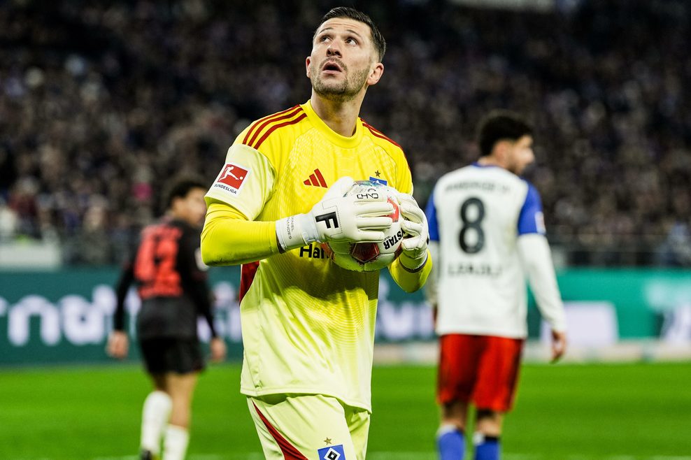 Daniel Heuer Fernandes bekommt von Leverkusen einiges auf sein Tor.