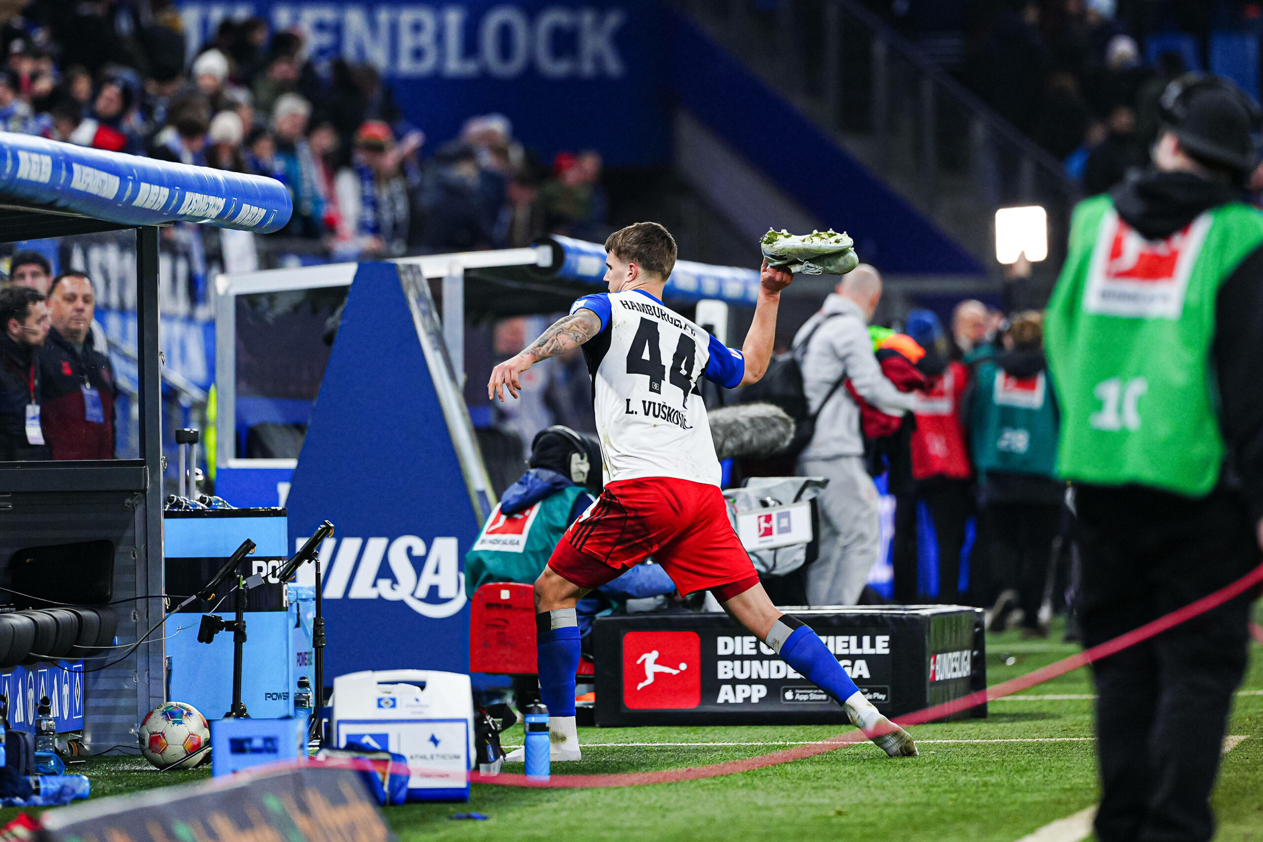 Luka Vuskovic wirft seine Schuhe auf die Auswechselbank